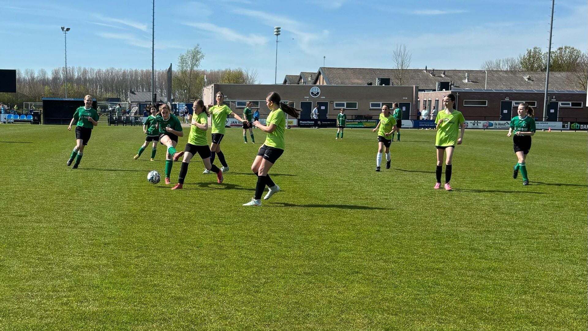 Beste schoolteams strijden om voetbaltitel op het eiland
