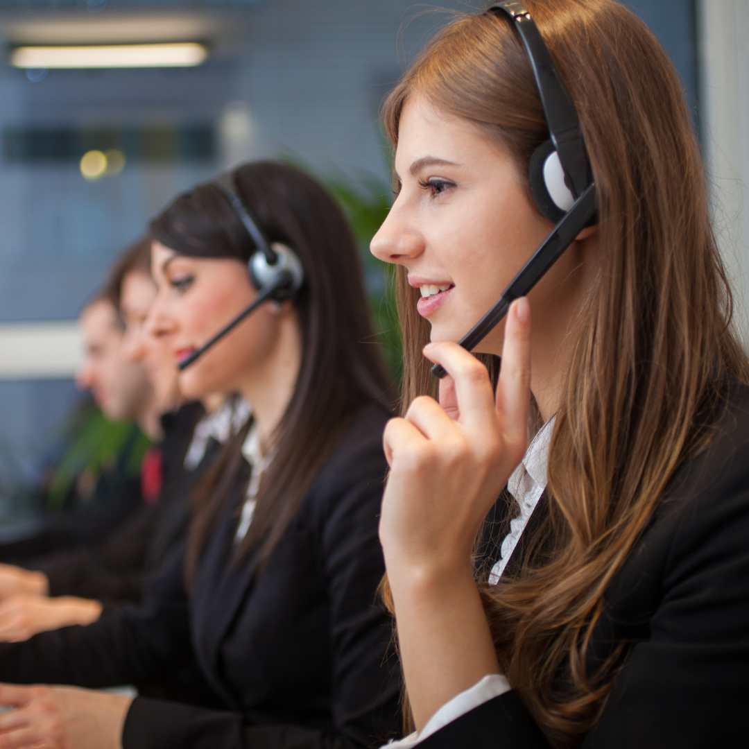 Femme qui prend un appel avec un casque