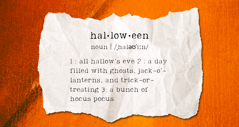Photo d'un bout de papier déchiré avec la définition de Halloween en 3 points
