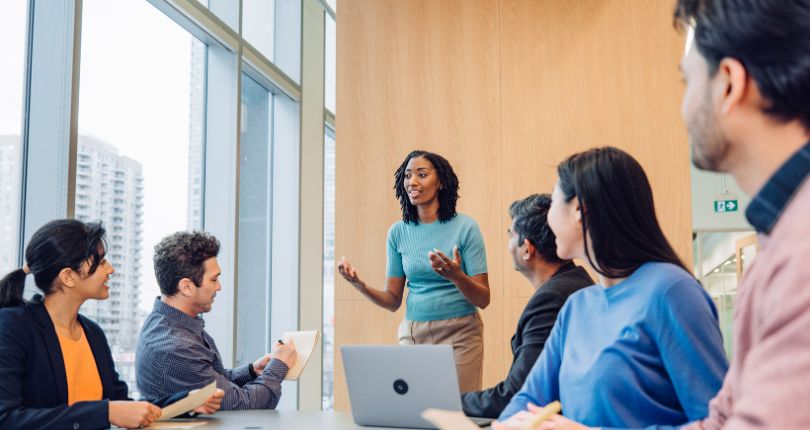 Formatrice Monceau Langues qui donne un cours d'anglais à une groupe d'apprenants 