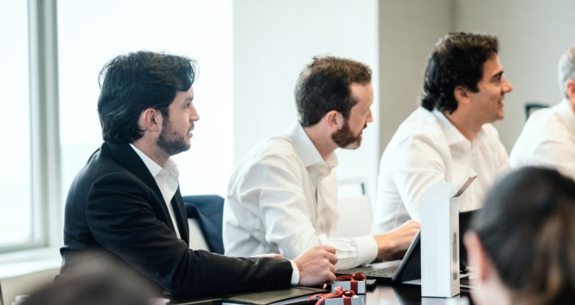 Photos de trois apprenants qui assistent à une formation Monceau Langues