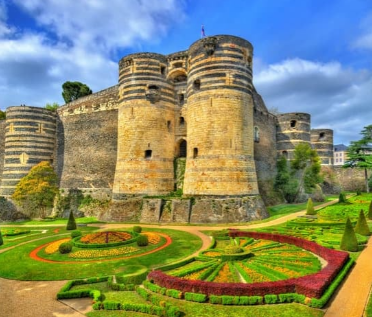 Vue du Château d'Angers et ses jardins, destination pour séjour linguistique de français - Monceau Langues