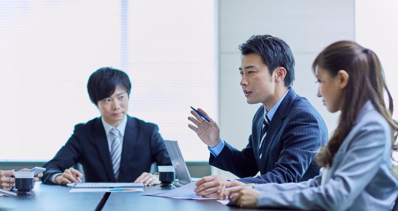 Trois professionnels qui suivent une formation en anglais Monceau Langues