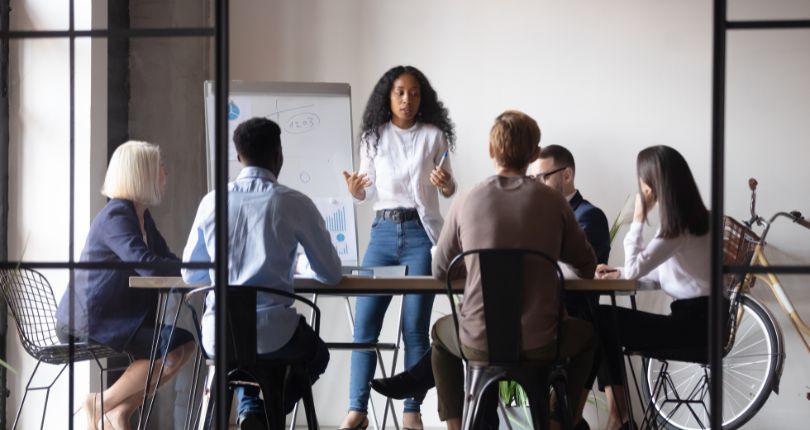 Groupe de professionnels qui suivent des cours d'anglais Monceau Langues sur mesure en groupe