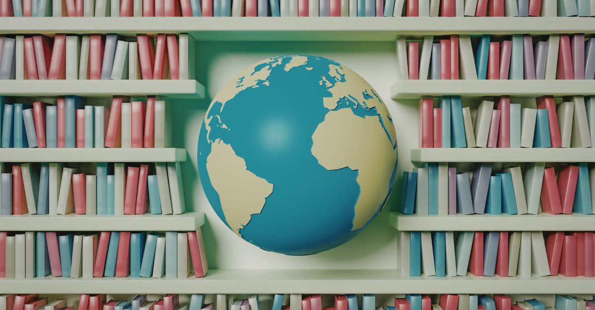 Image d'un globe terrestre dans une bibliothèque de livres pour représenter l'alphabétisation - Monceau Langues