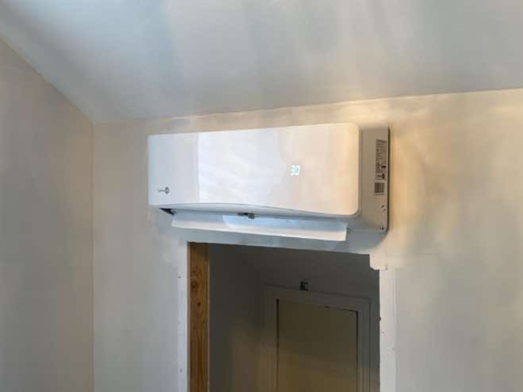 Tête de ventilation murale dans une maison