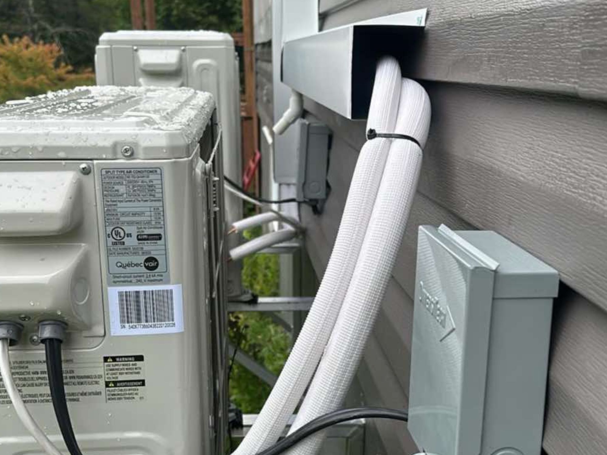Conduits et branchements de thermopompes sur une maison