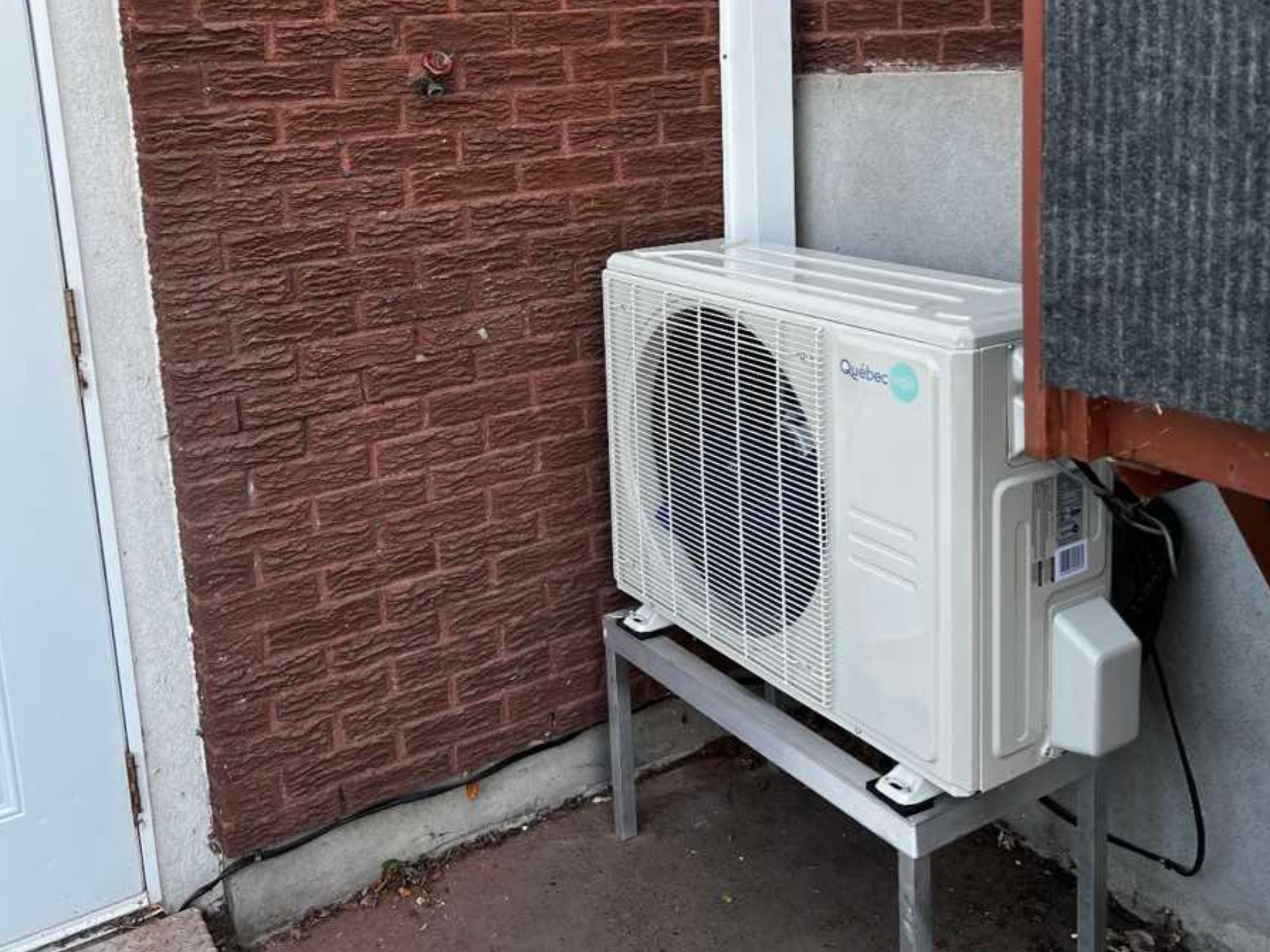 Thermopompe murale installée près de l'entrée