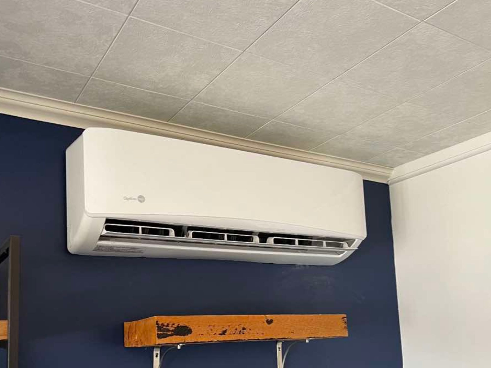 Thermopompe murale installé dans le sous-sol d'une maison