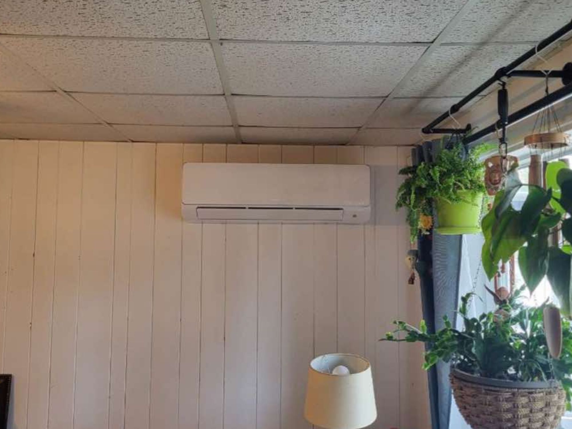 tête de thermopompe installée dans un salon