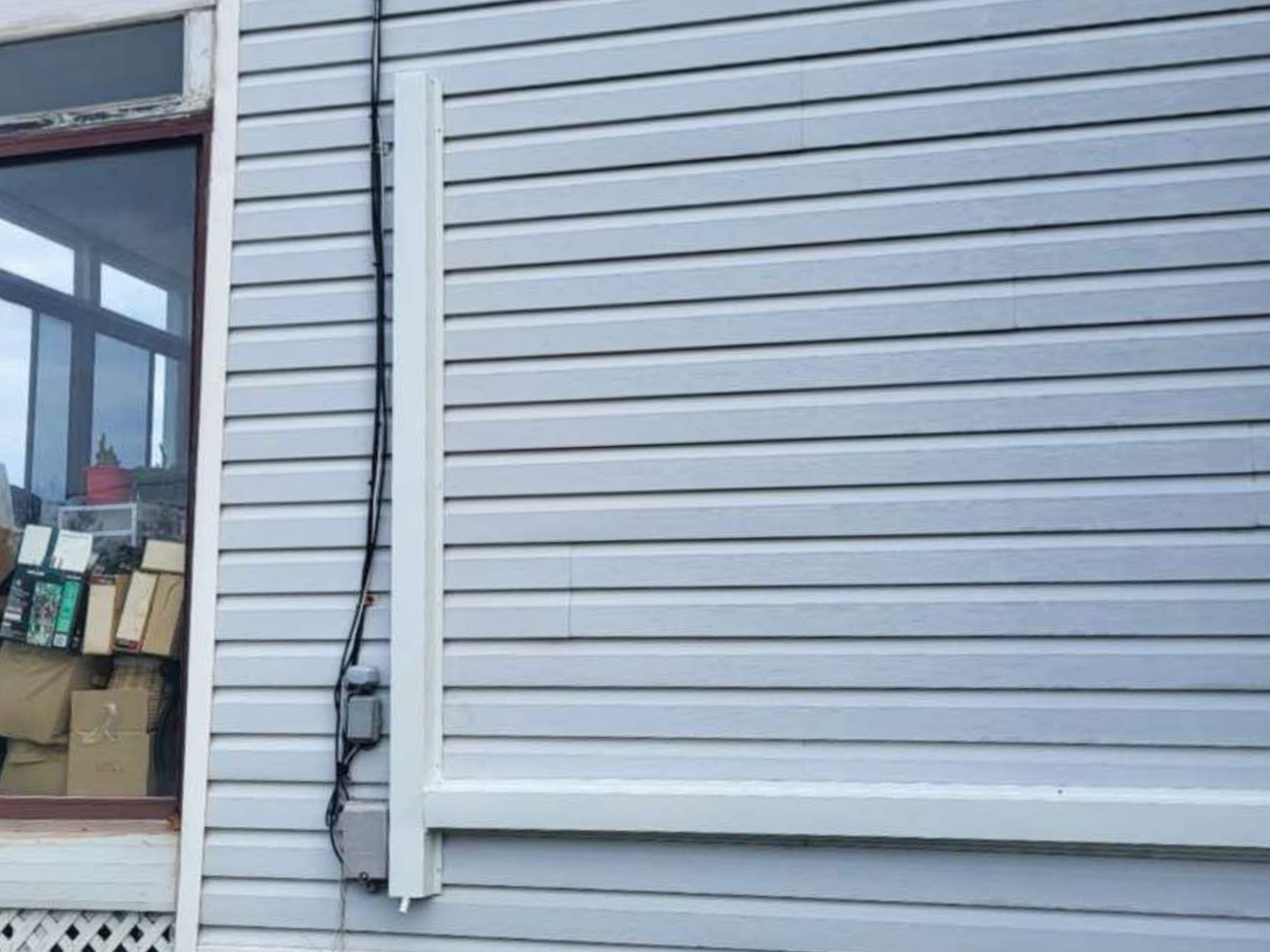 Finition d'aluminium cachant les conduits de climatisation