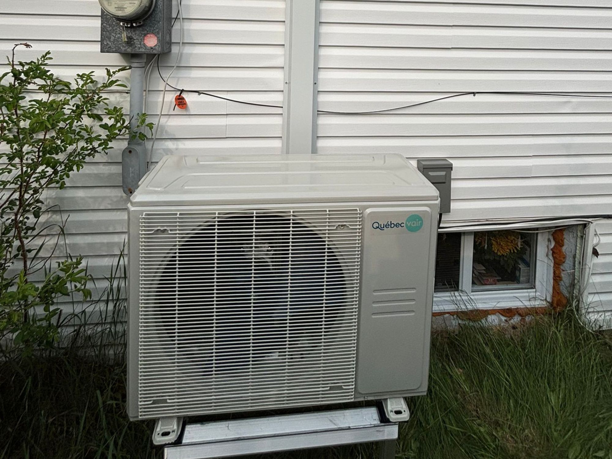 thermopompe 18 000 BTU sur un support à l'extérieur