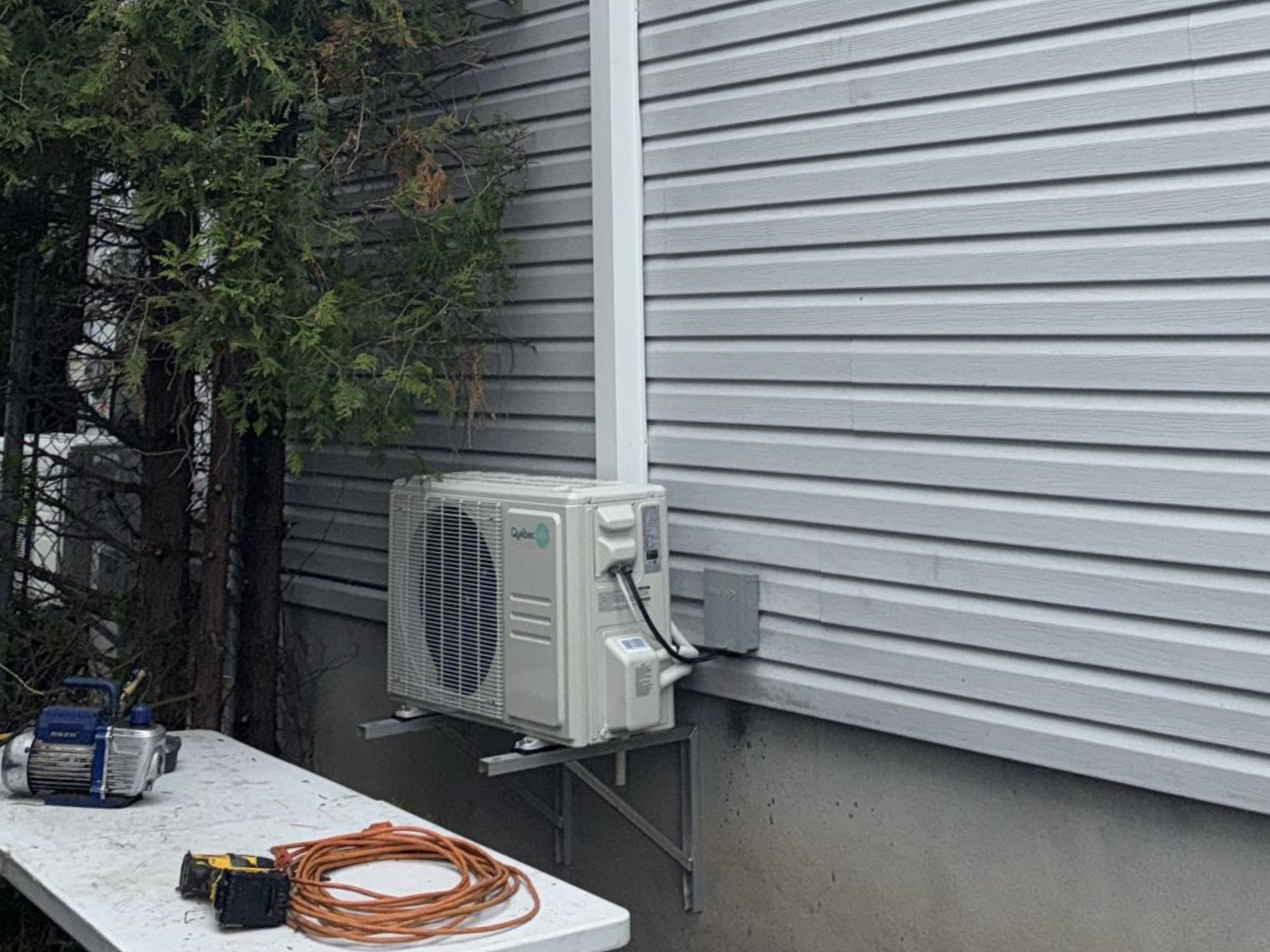 deuxième thermopompe murale installée sur la même maison