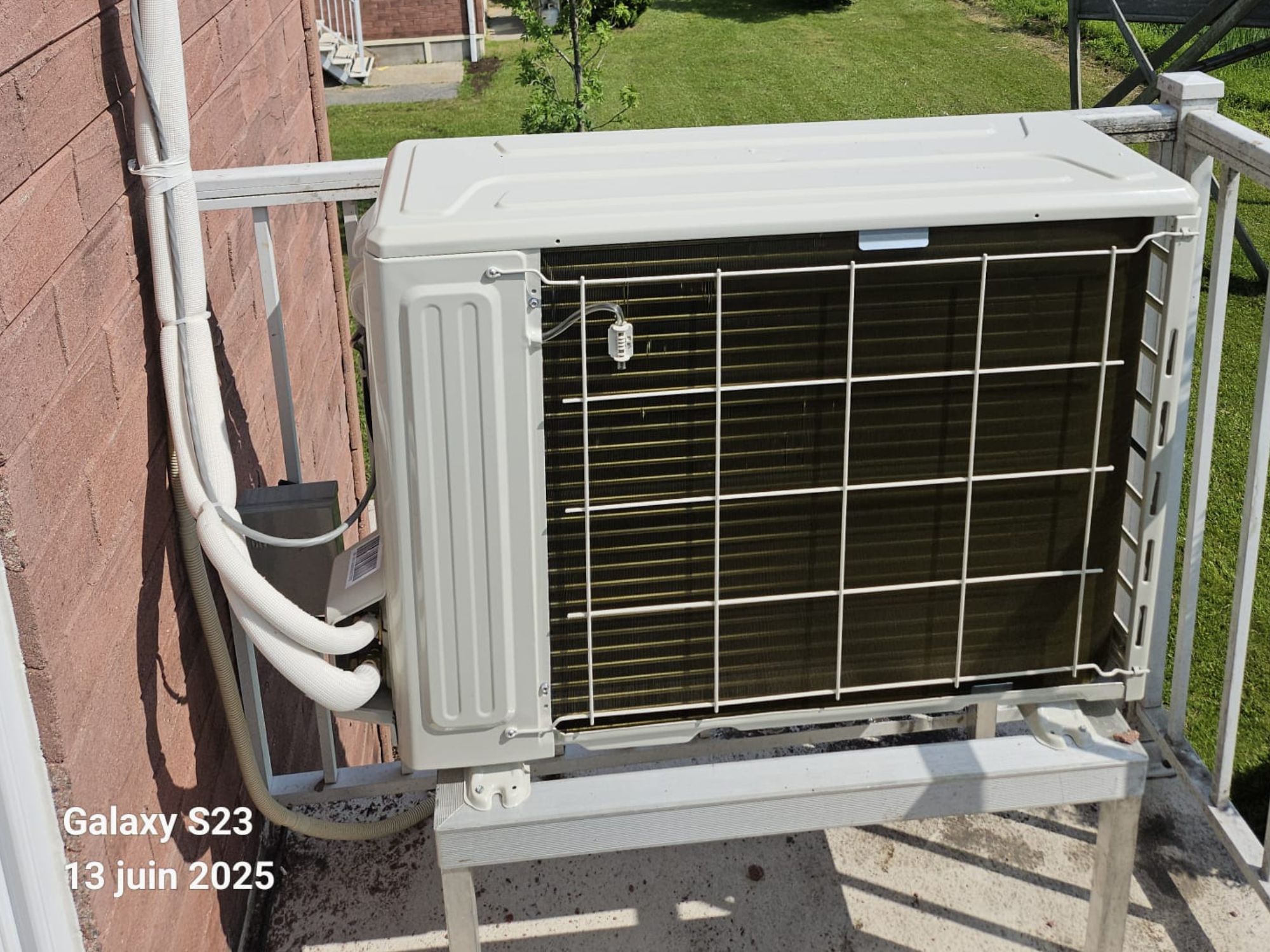 Thermopompe installée sur le balcon d'un condo