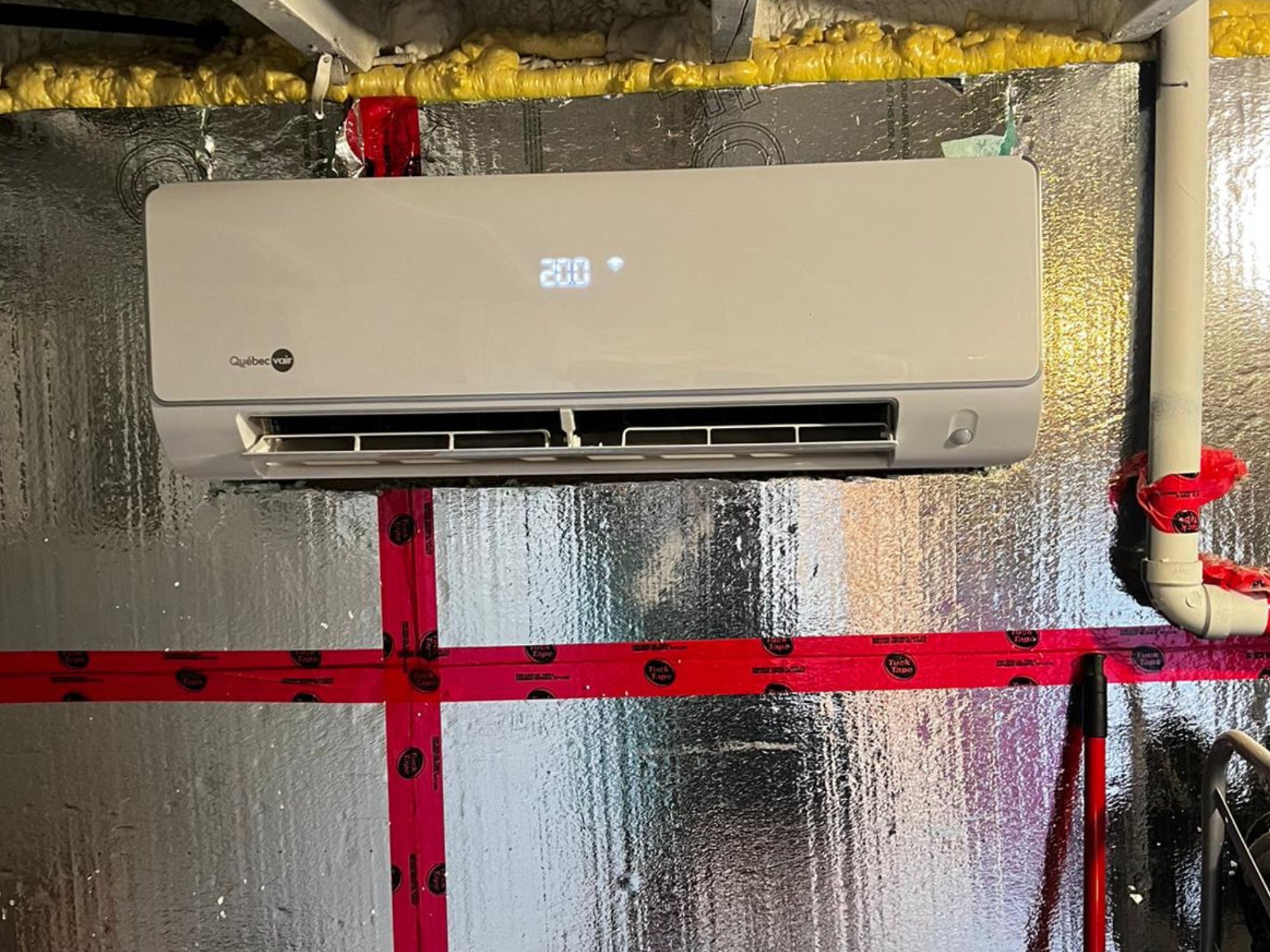 tête de thermopompe installée dans le sous-sol d'une maison