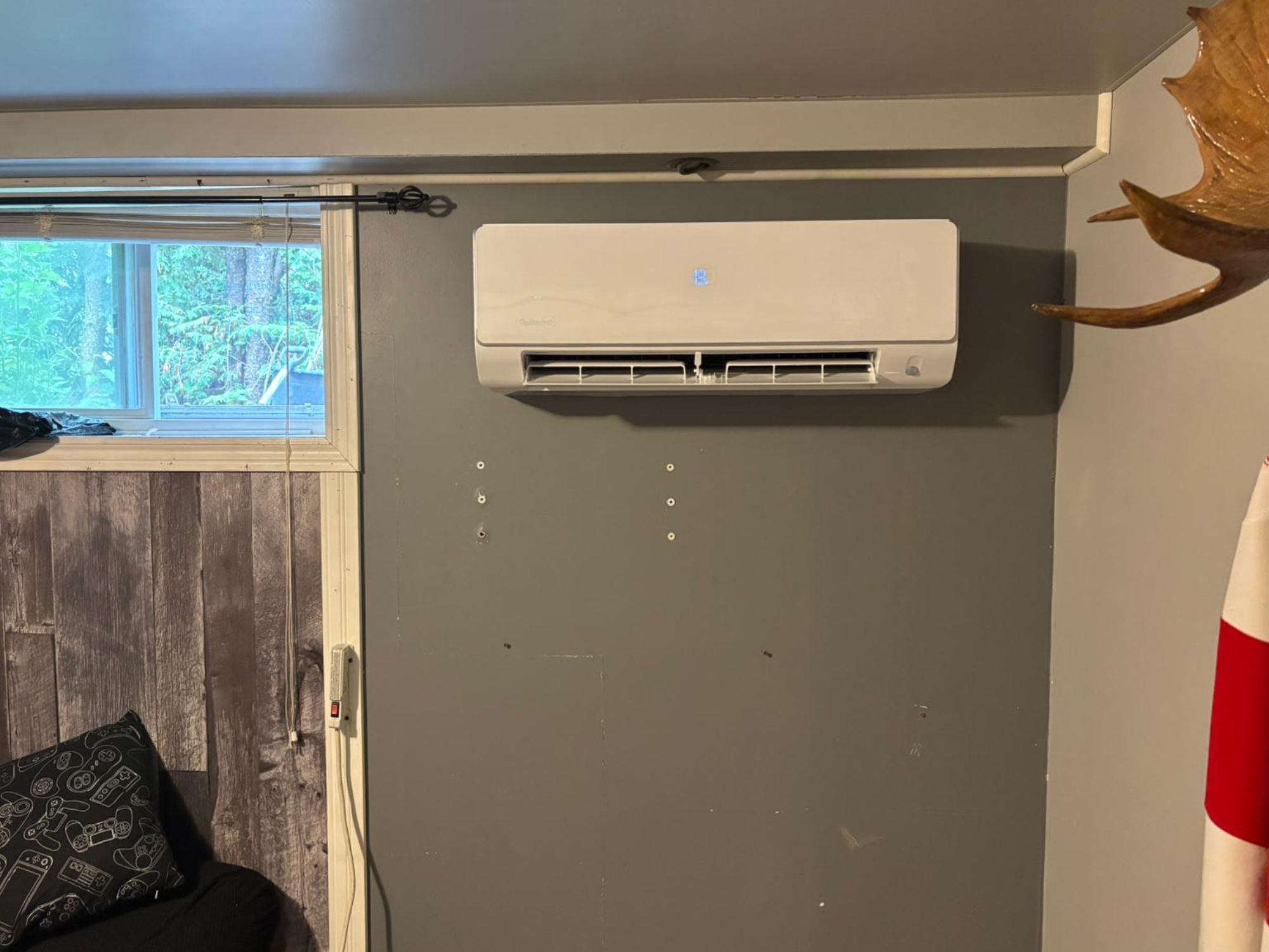 Thermopompe 18 000 BTU installée dans un sous-sol de maison