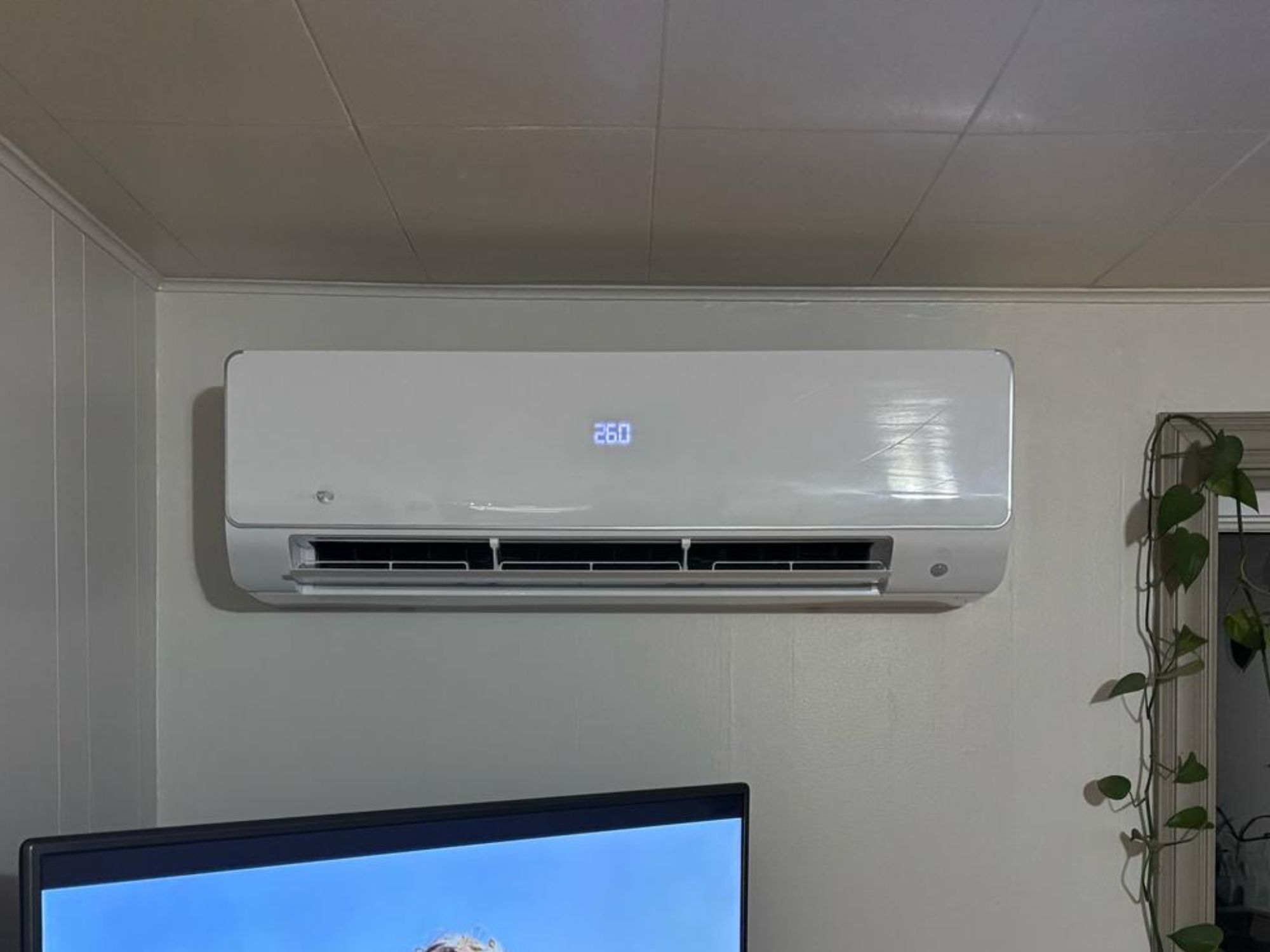 Thermopompe murale 18 000 BTU dans un salon