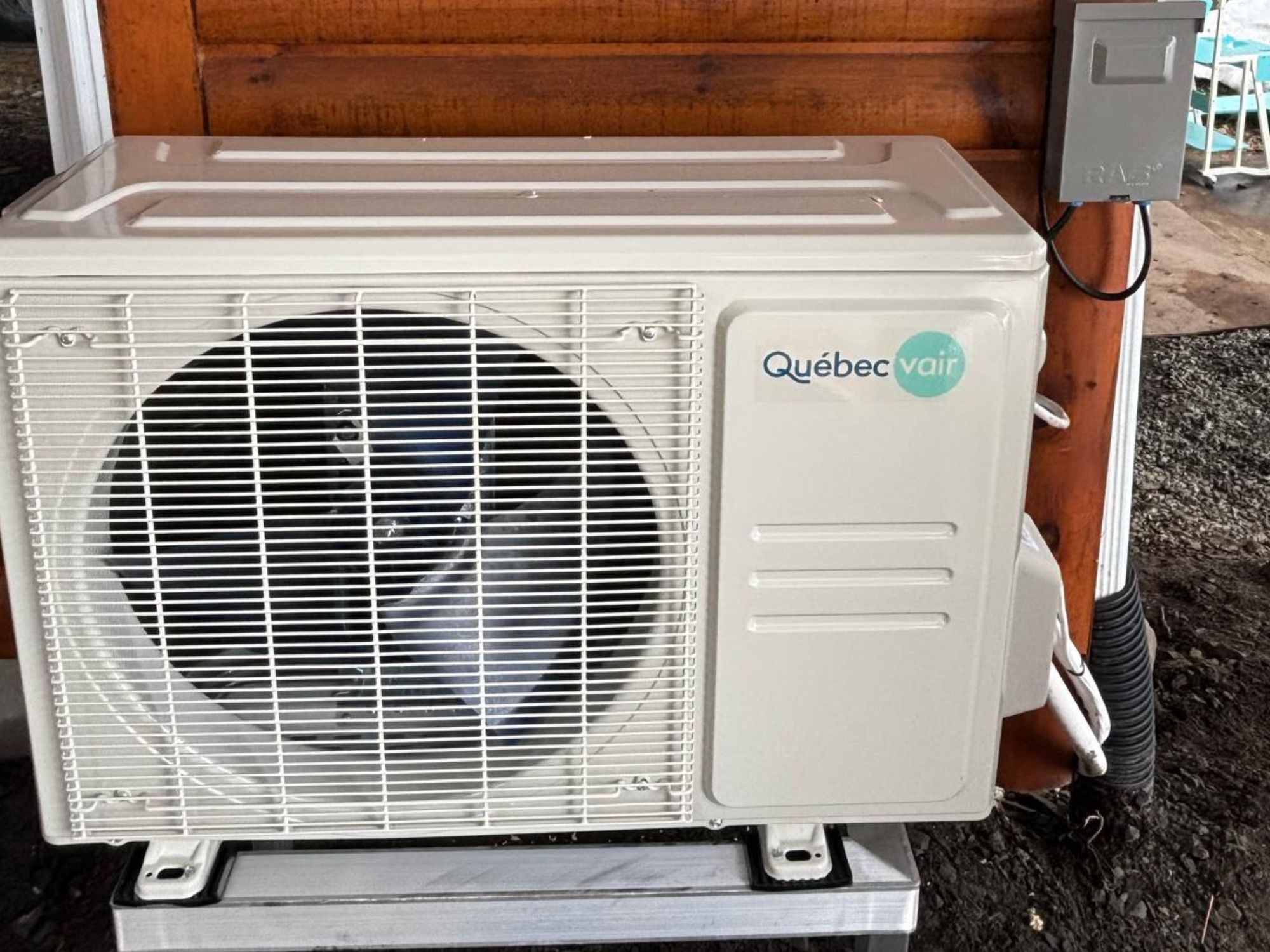 Thermopompe Québec Vair sur un support