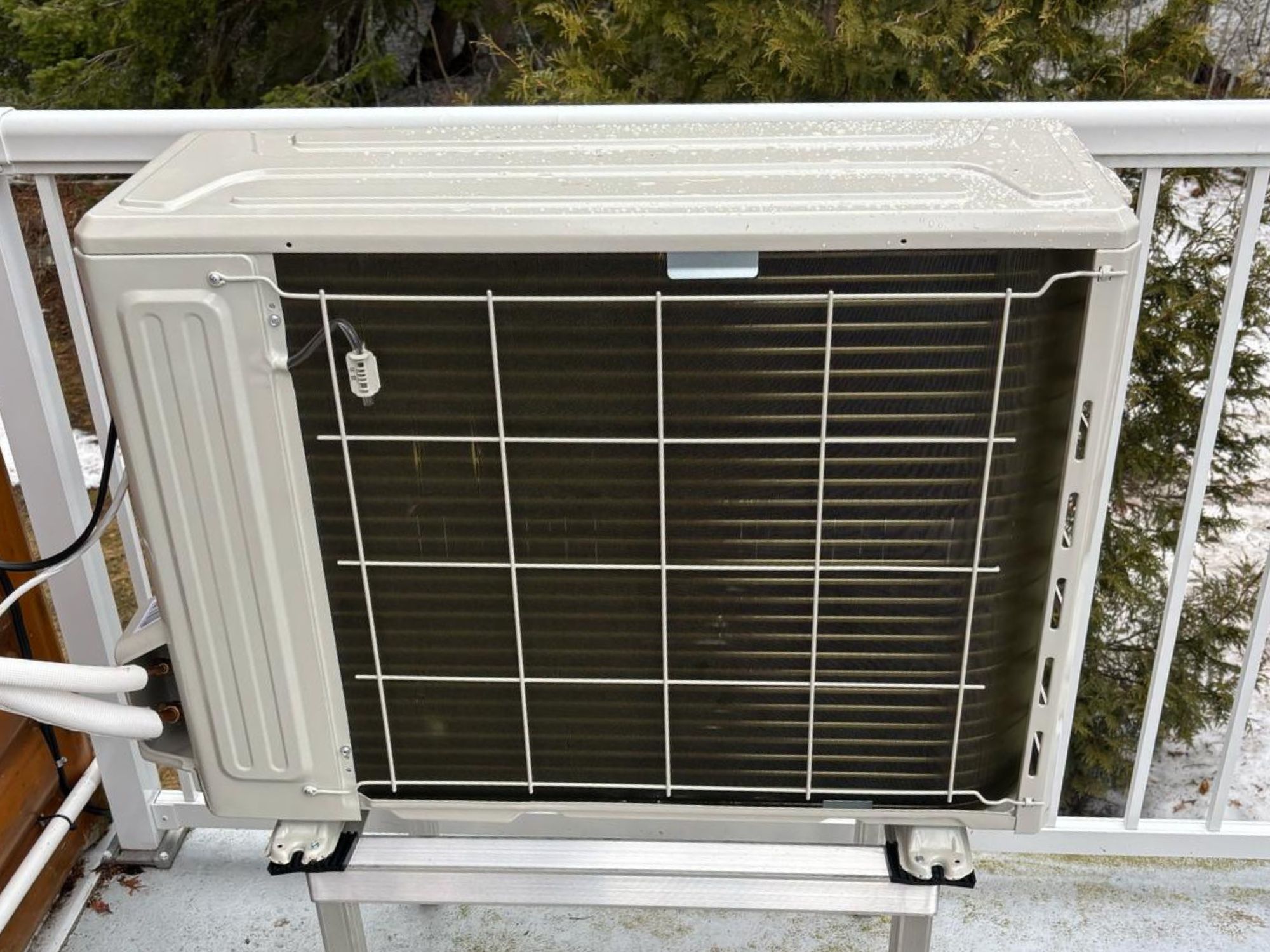 Derrière de thermopompe installée sur un balcon