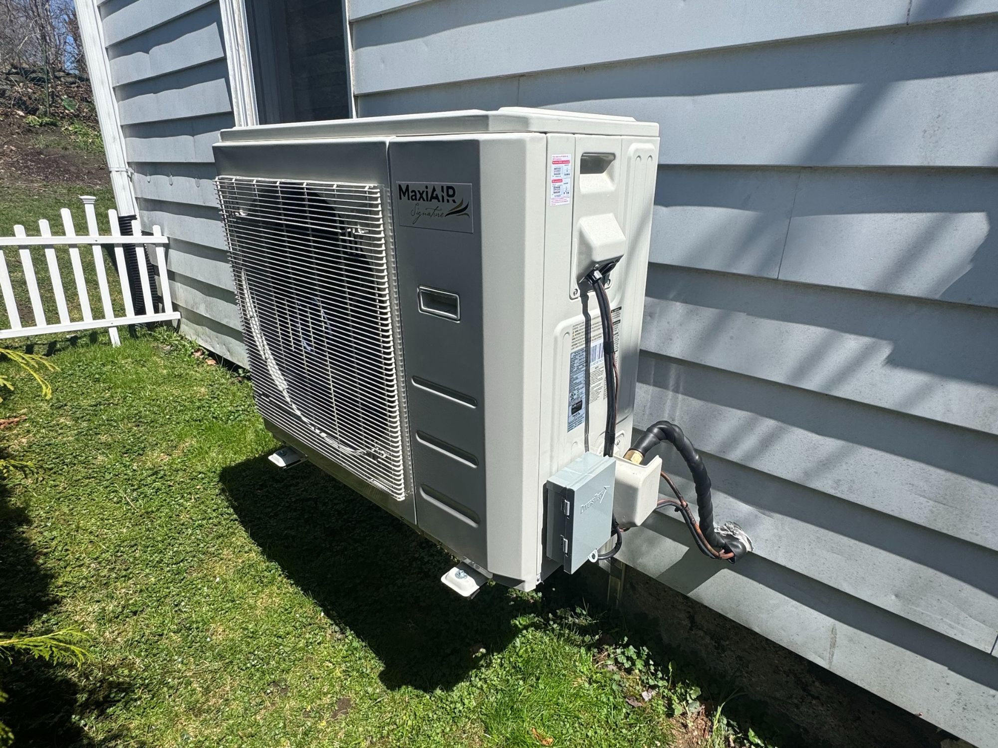 Thermopompe centrale Maxi Air sur une maison de coaticook