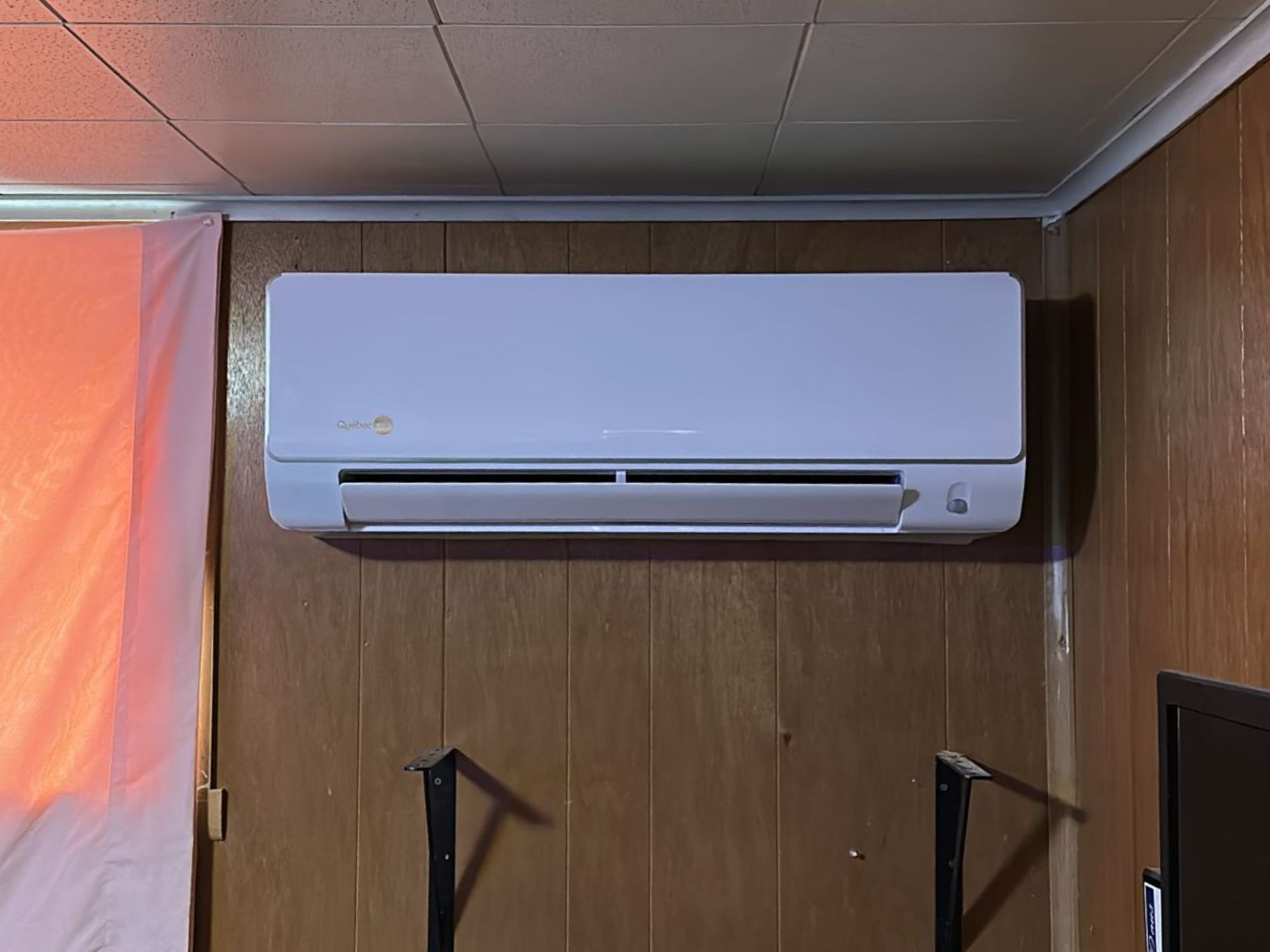 Thermopompe 12 000 BTU installée sans un sous-sol de maison