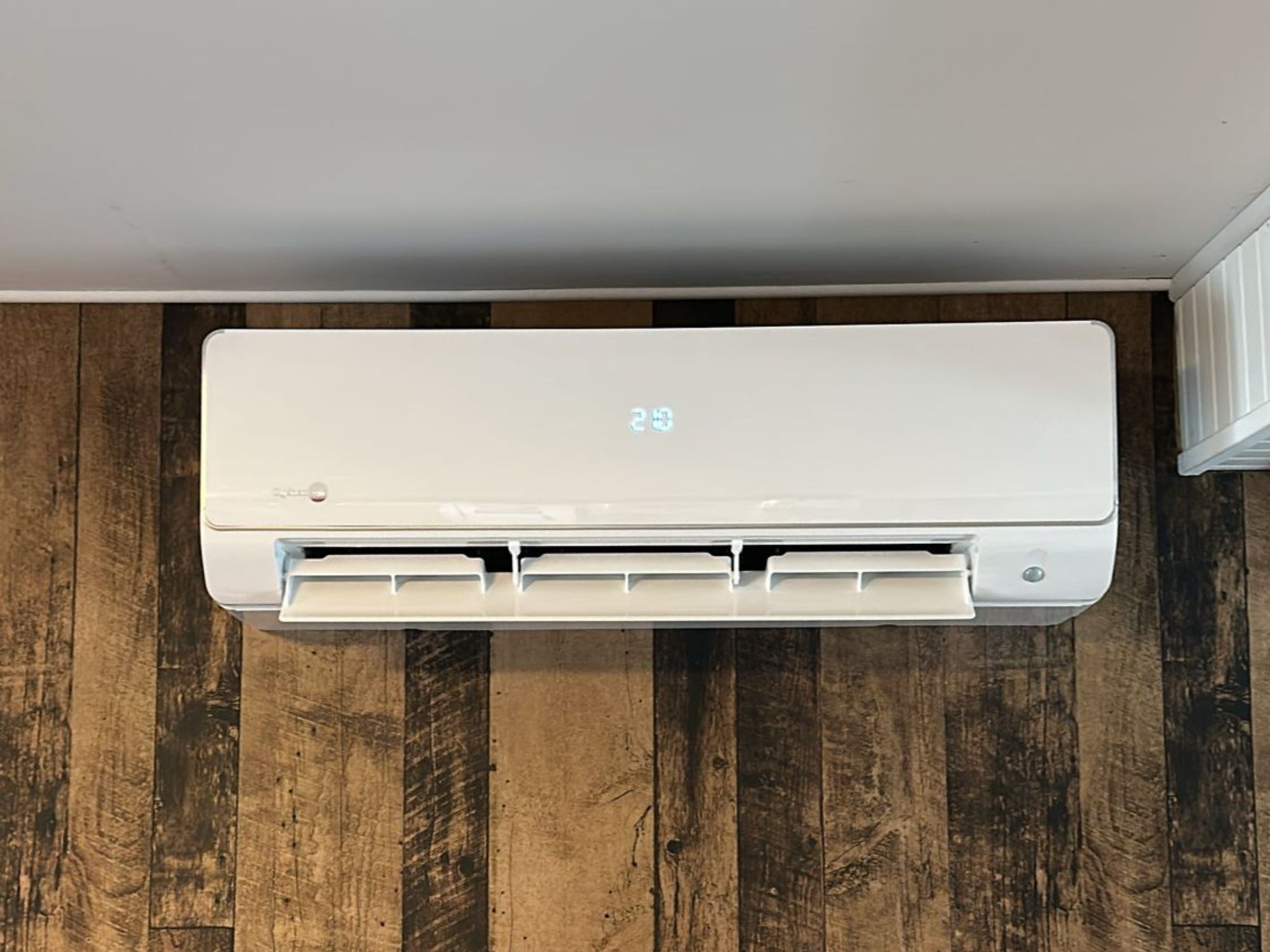 Thermopompe 12 000 BTU installée dans le salon d'une maison