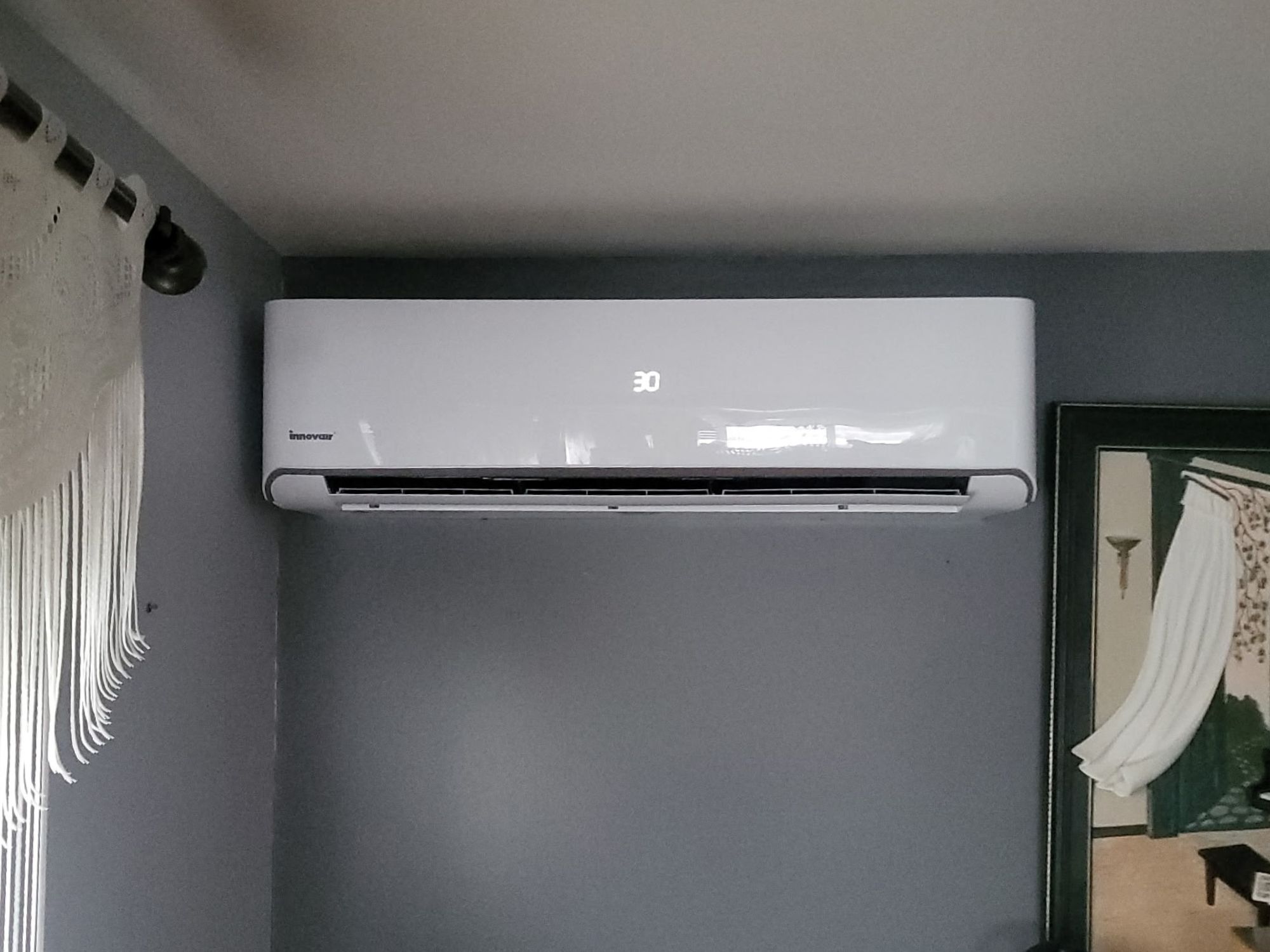 Thermopompe murale 18 000 BTU installée dans un salon