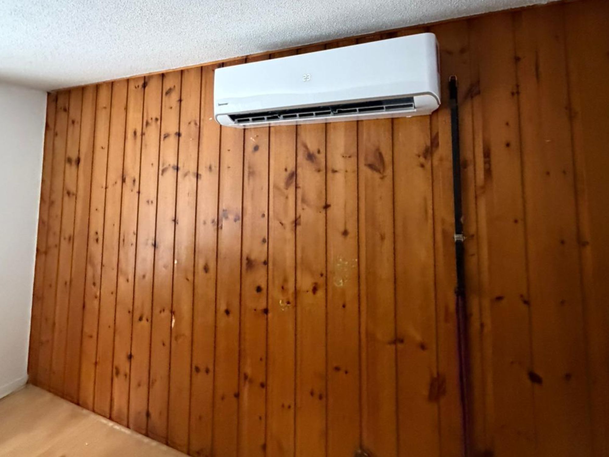 Thermopompe murale dans le salon d'un chalet