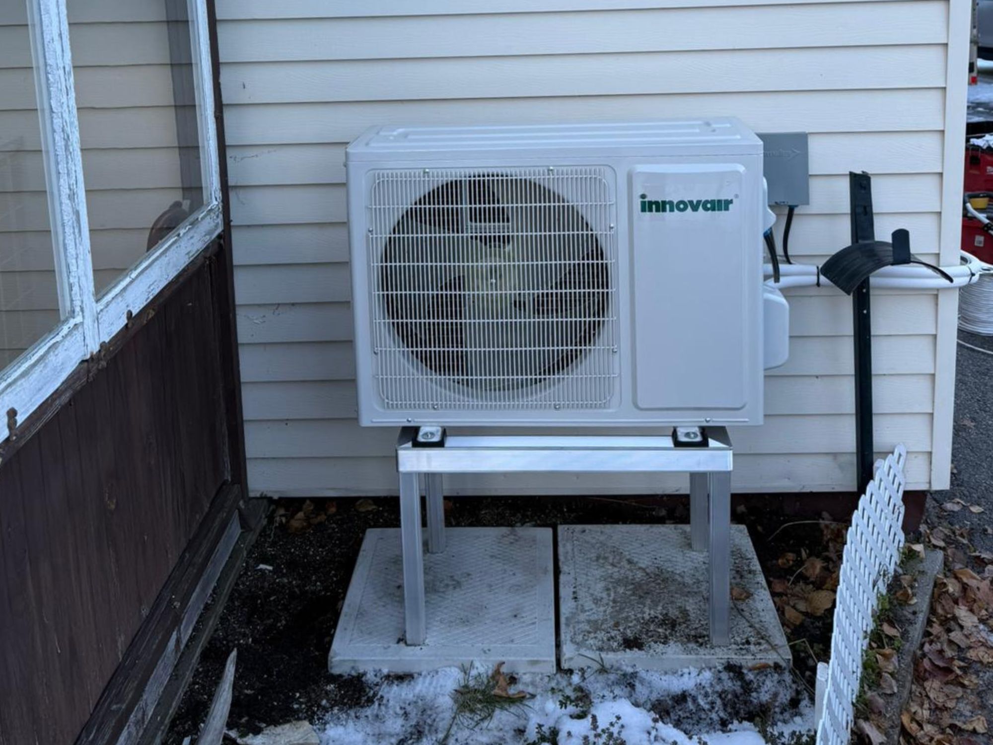 Thermopompe 12 000 BTU installée à l'extérieur d'une maison 