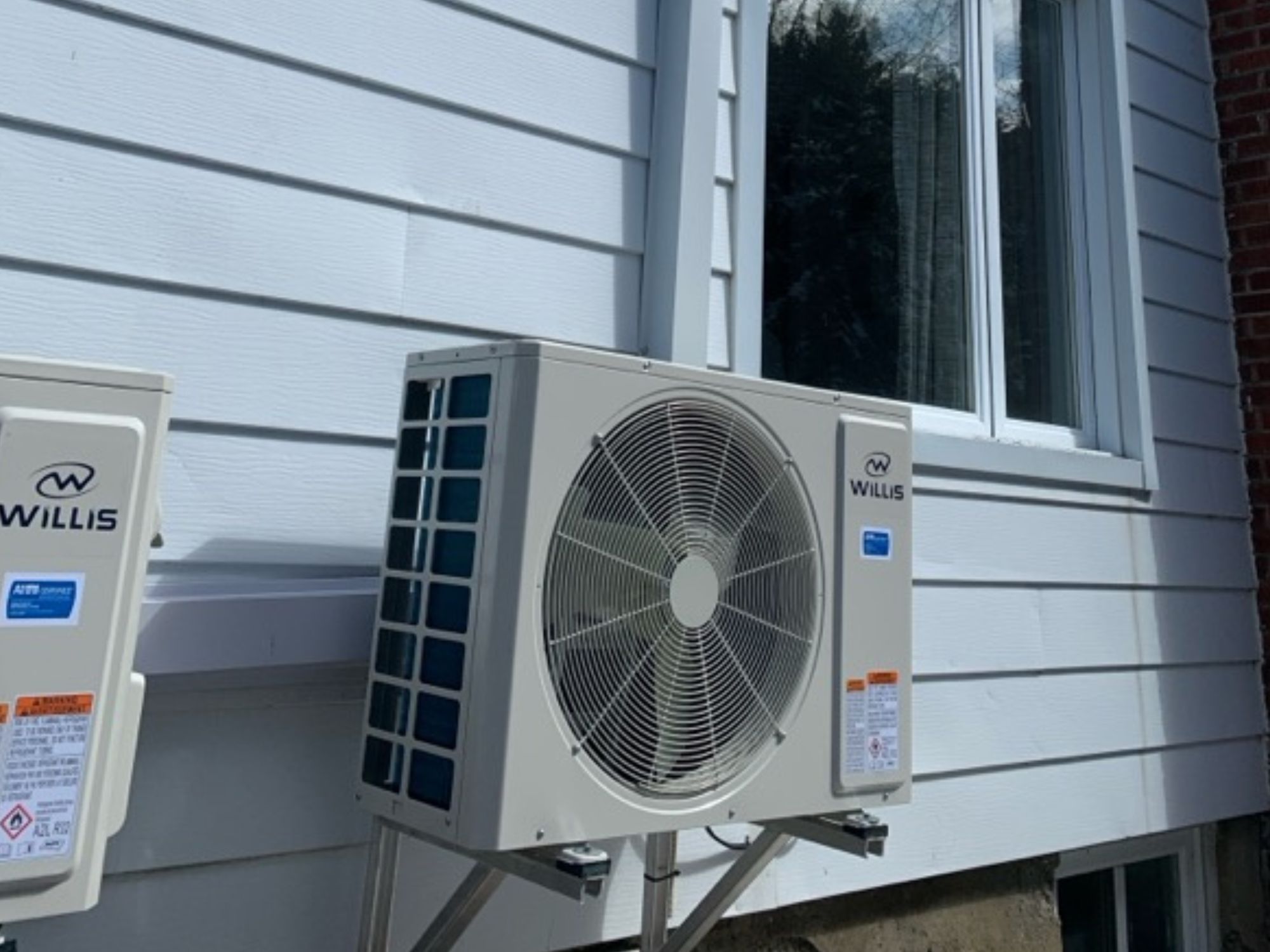 Deux thermopompes installées sur une maison de Rimouski