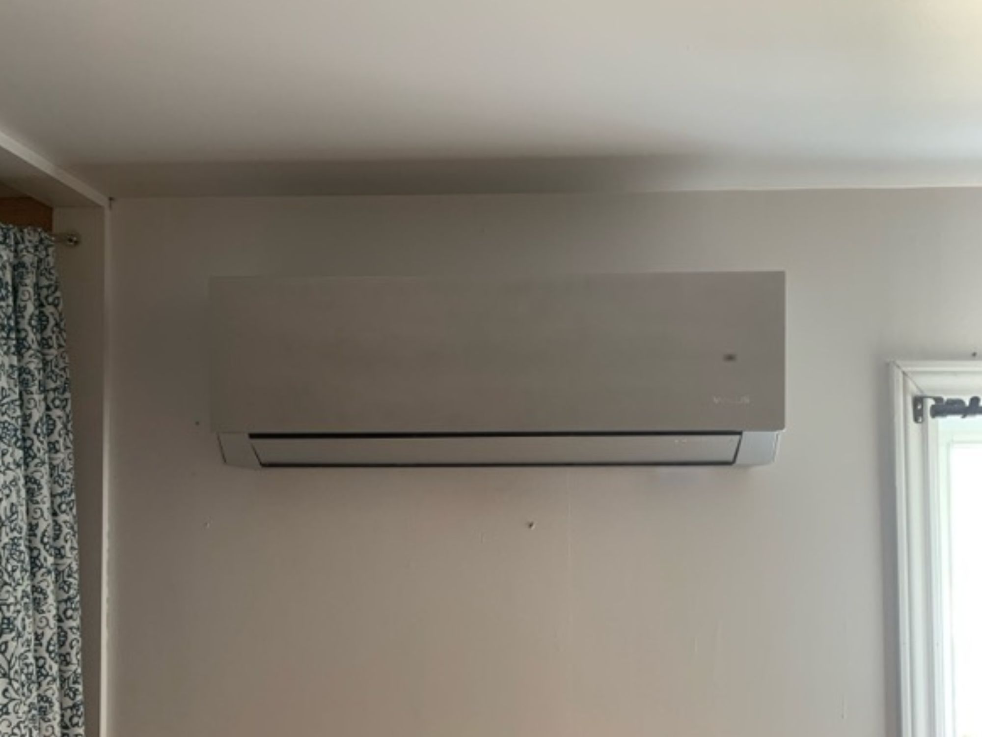 Thermopompe murale installée à l'étage d'une maison de Rimouski