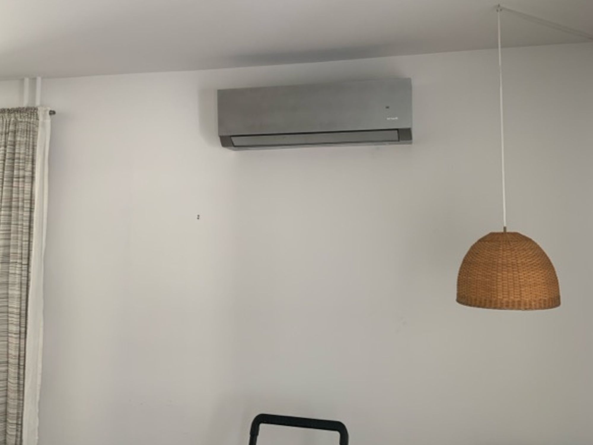 Thermopompe murale installée dans un salon à Rimouski