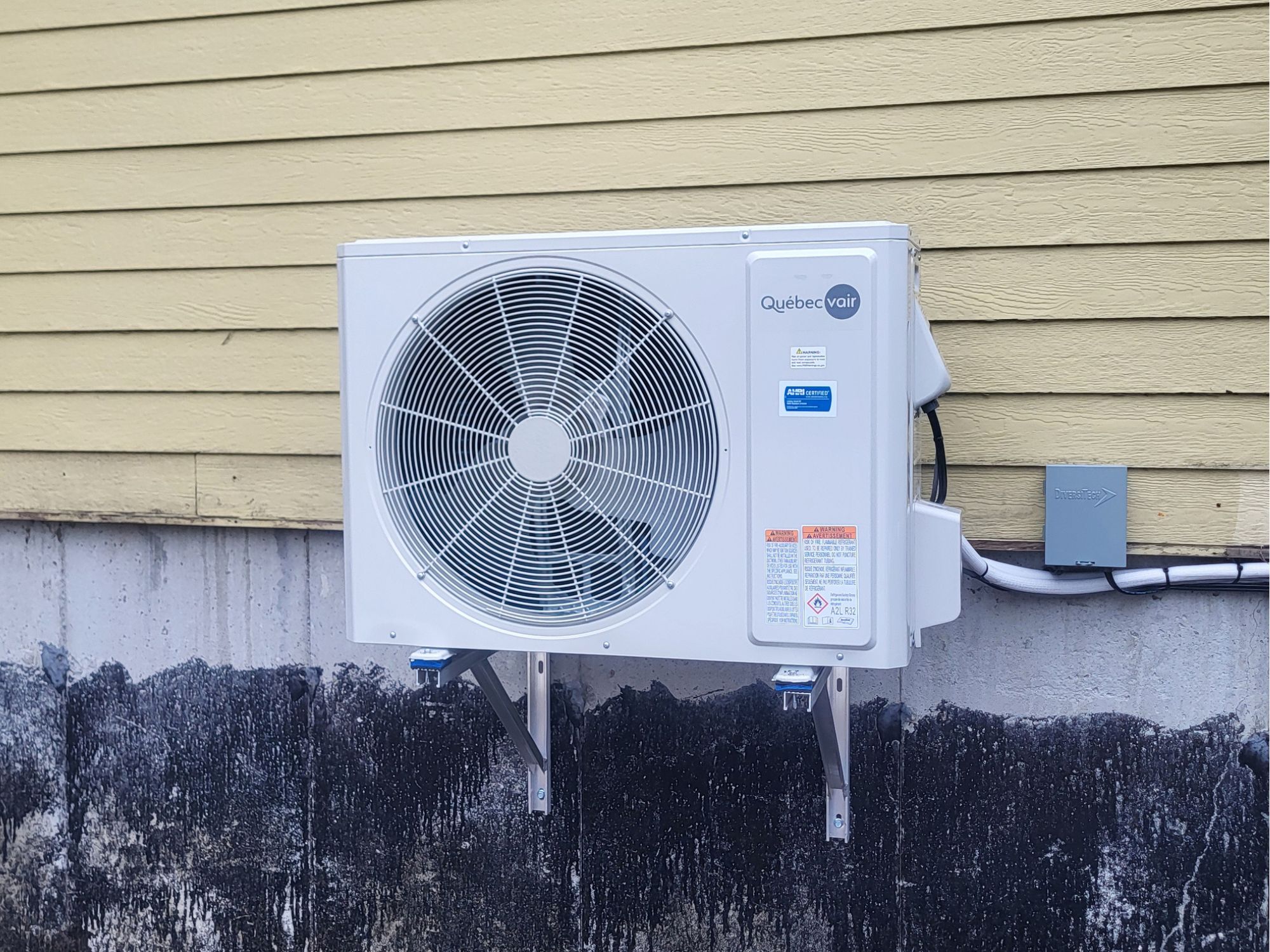Thermopompe Québec Vair installée sur une maison des Laurentides
