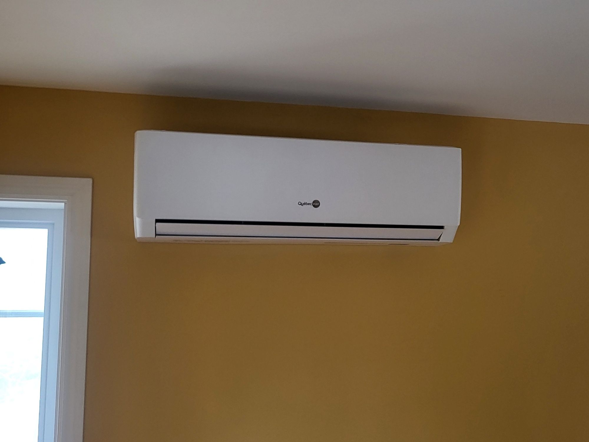 Thermopompe Québec Vair installée dans le salon d'une maison