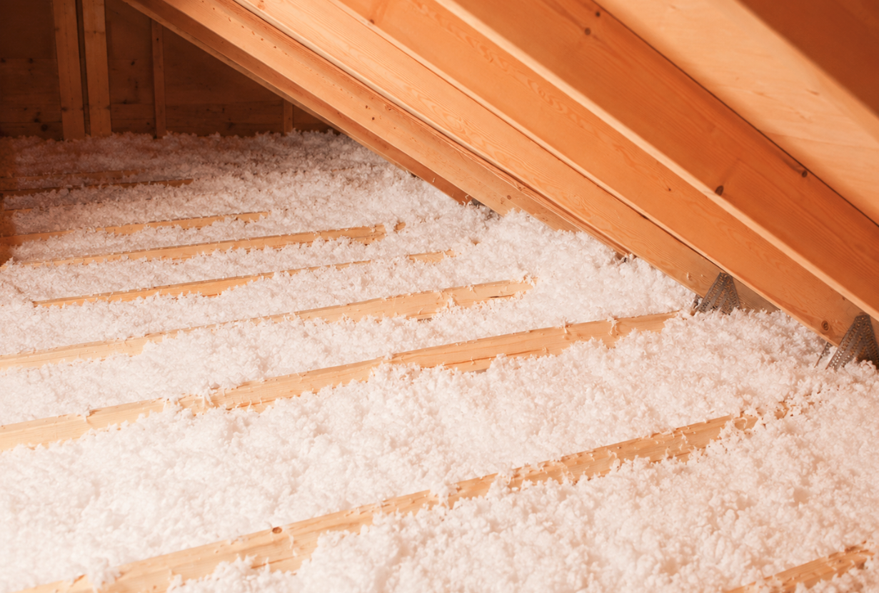 Isolation dans un grenier de maison
