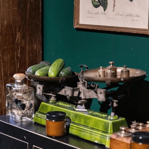 Montage de décors éco-conçus réalisés avec des partenaires artisans : fabrication de mobilier en matériaux de réemploi, fleurs et éléments végétaux, croquis de set design et vues d’événements durables