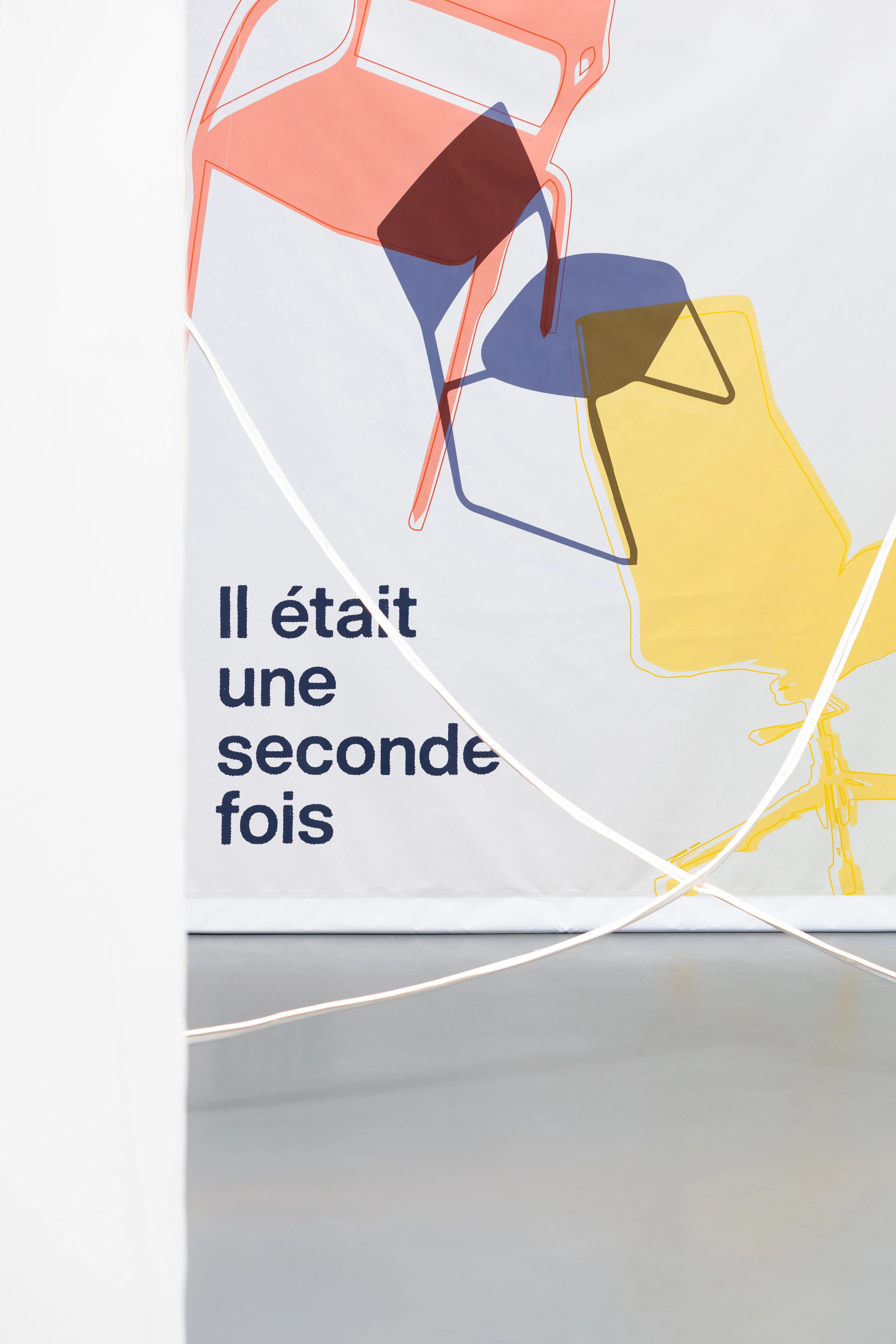 Signalétique de l'exposition « Il était une seconde fois » sur une cimaise courbe