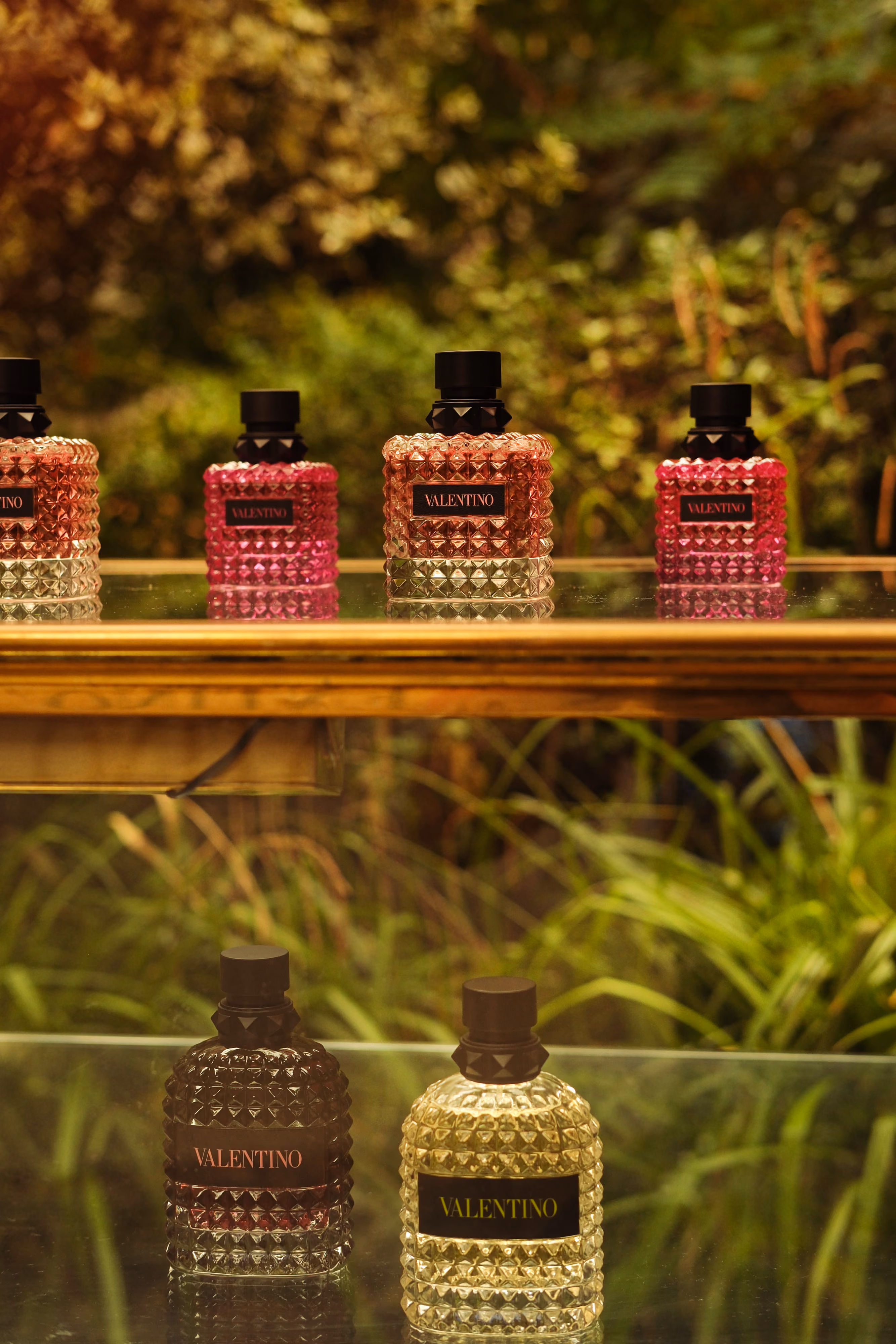 Présentoir en bois mettant en scène une gamme de flacons de parfum