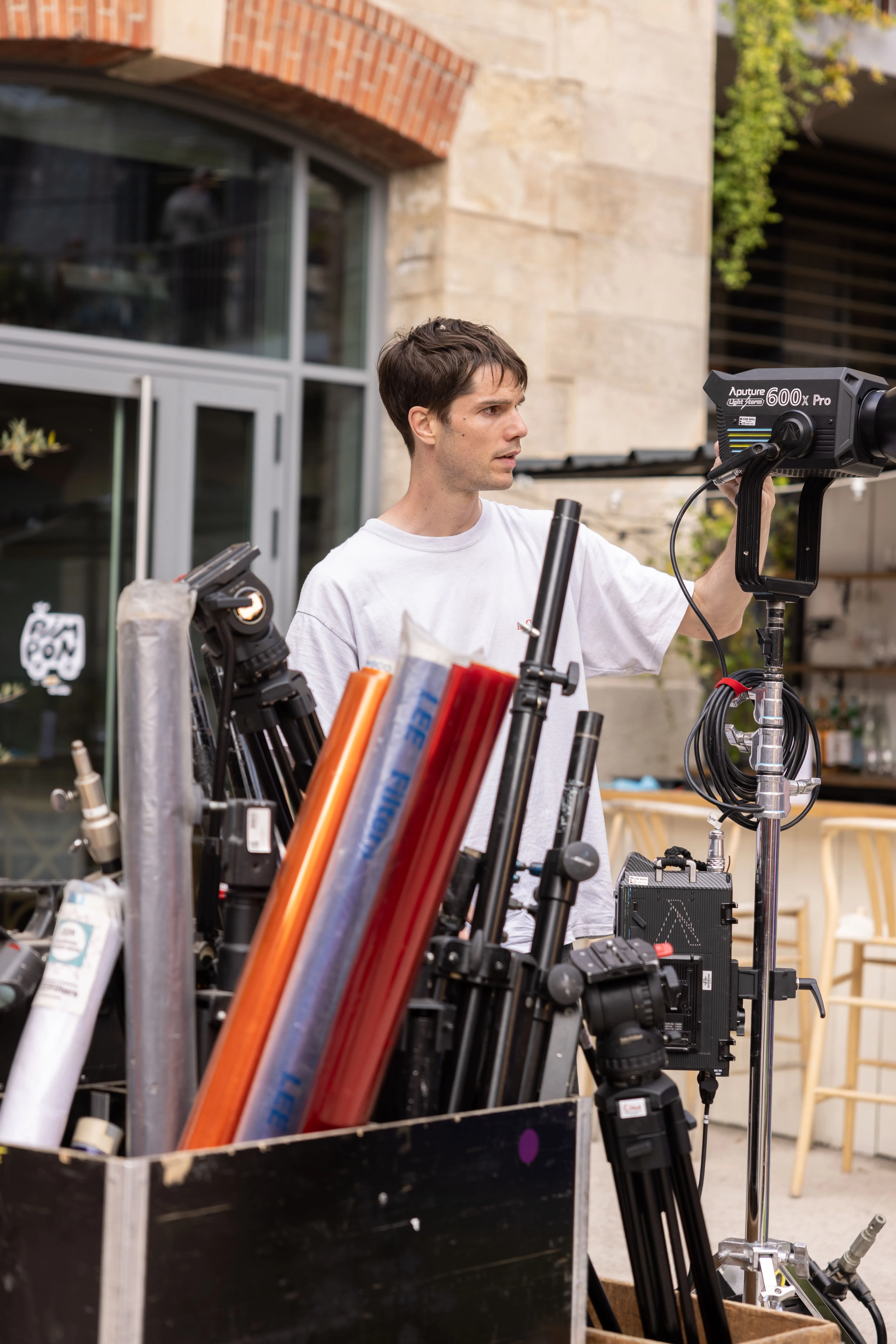 Opérateur derrière une caméra sur un décor de tournage coloré