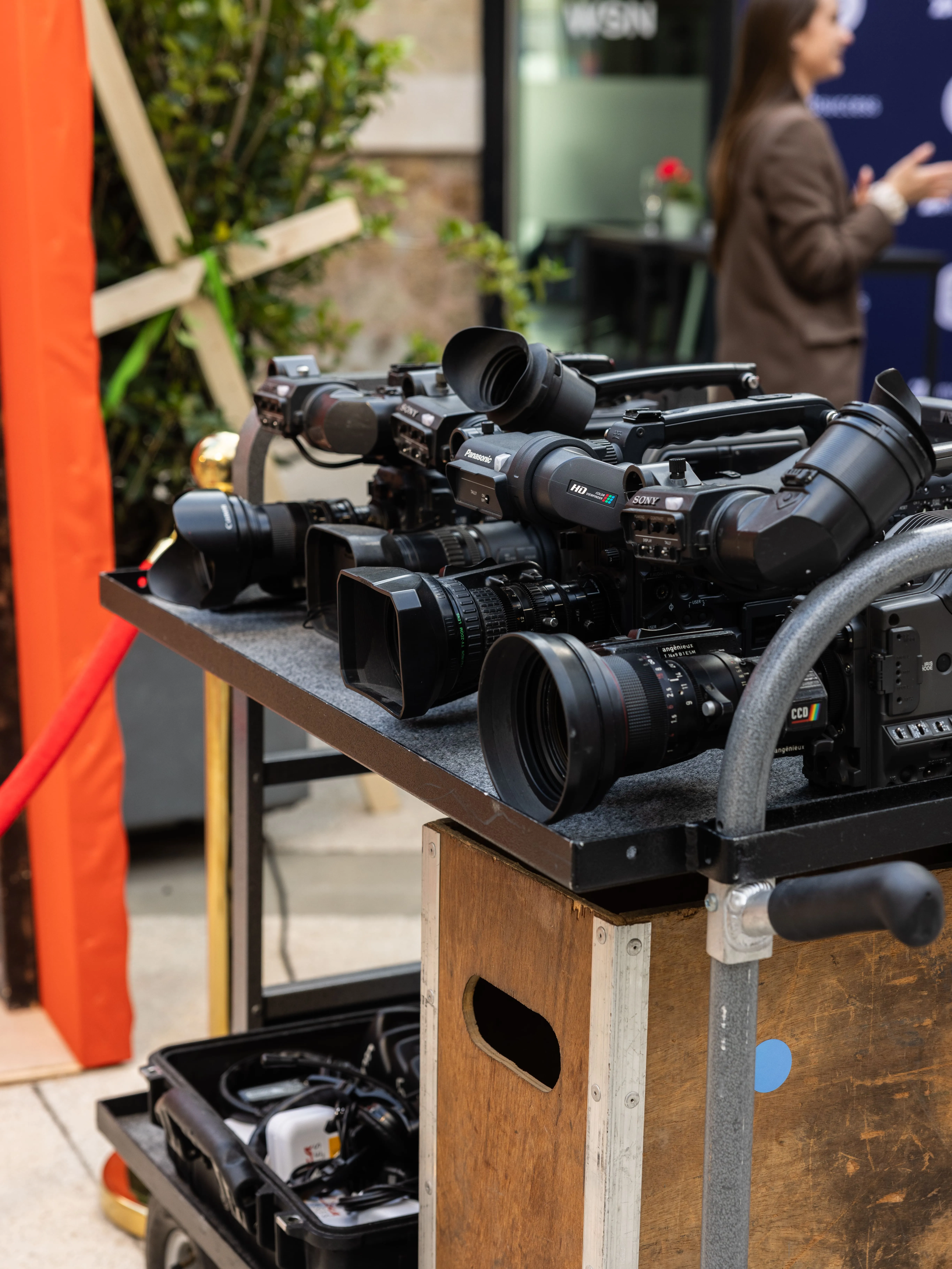 Caméras et matériel de prise de vue installés sur un plateau de tournage