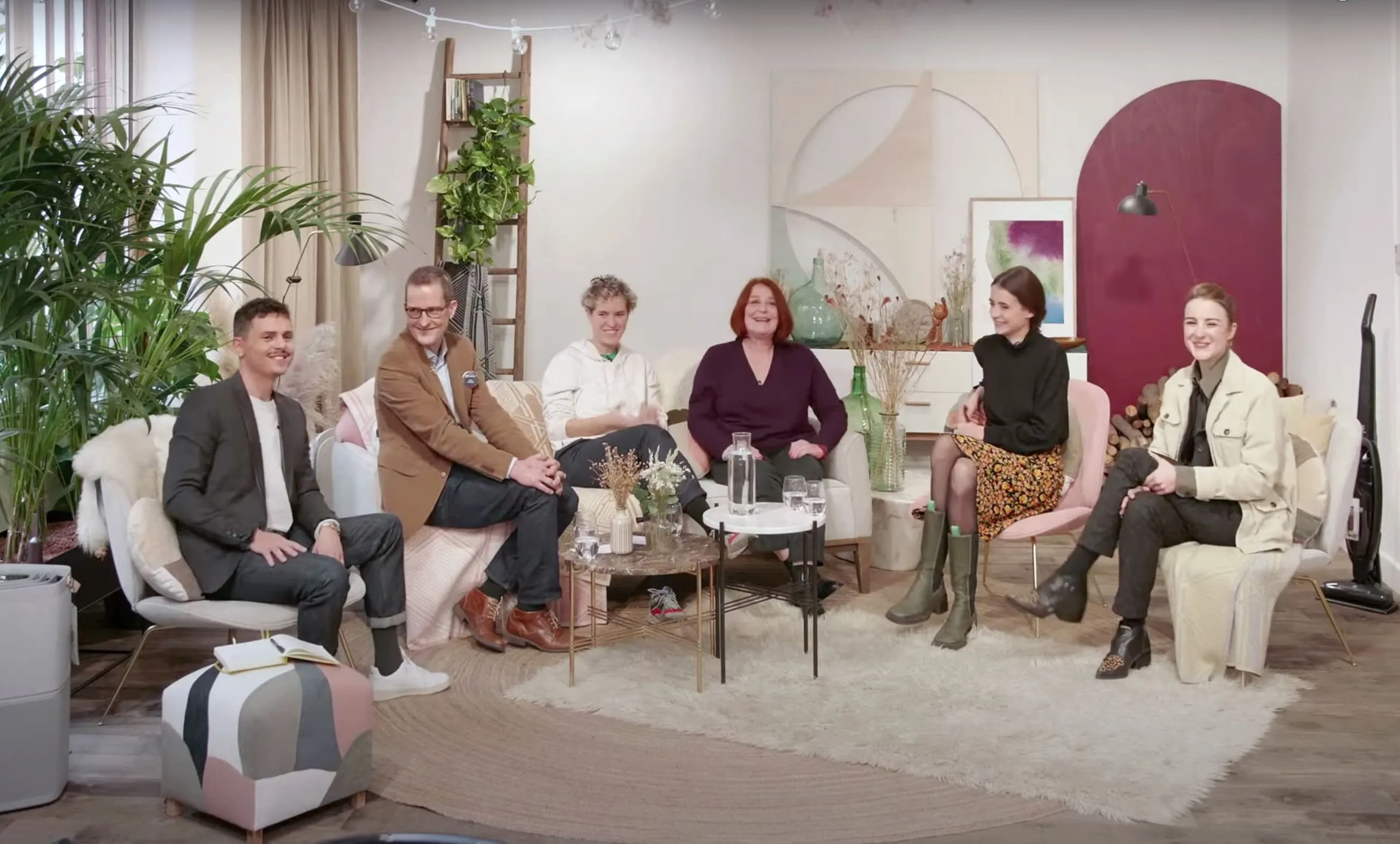 Table ronde filmée dans un décor de showroom éco-conçu