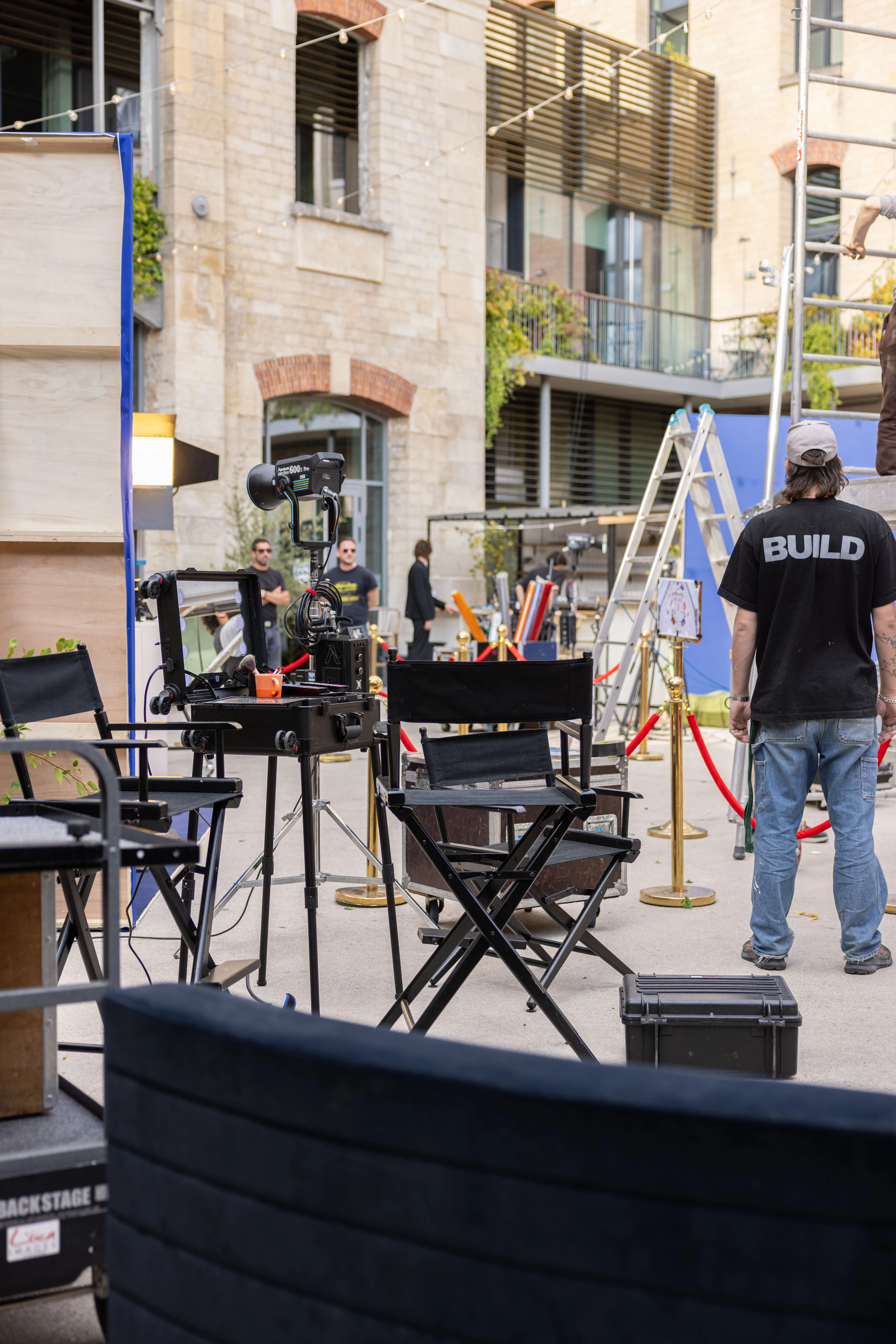 Plateau de tournage en cours d'installation : caméras, projecteurs et sièges de régie
