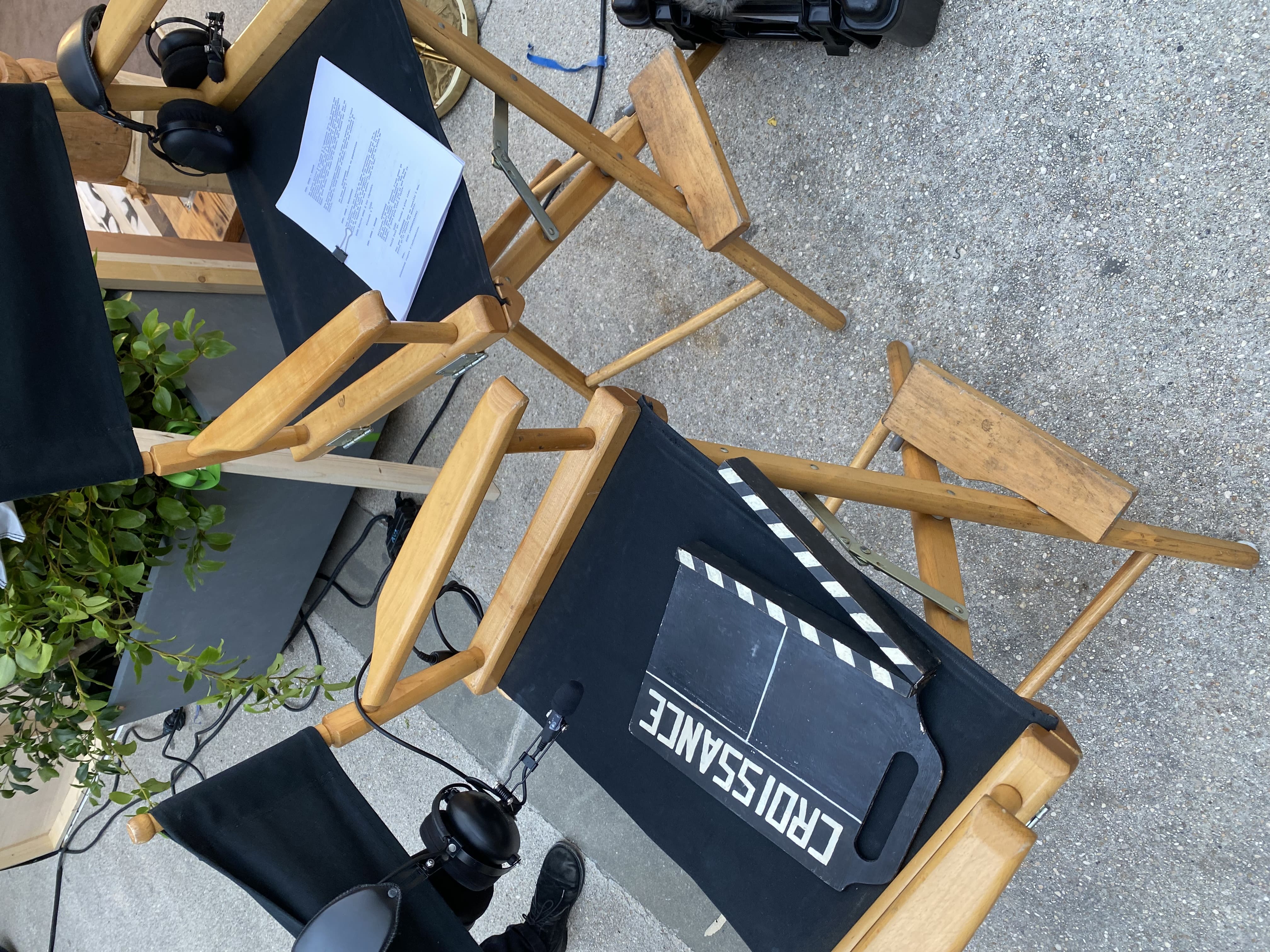 chaises de cinéma, plante, script de cinéma, casques, clap de cinéma