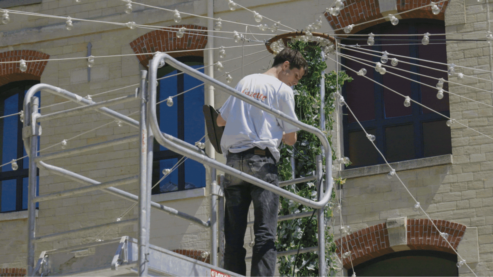 ouvriers et monteurs qui travaille sur la scénographie, le démarquage d'espaces