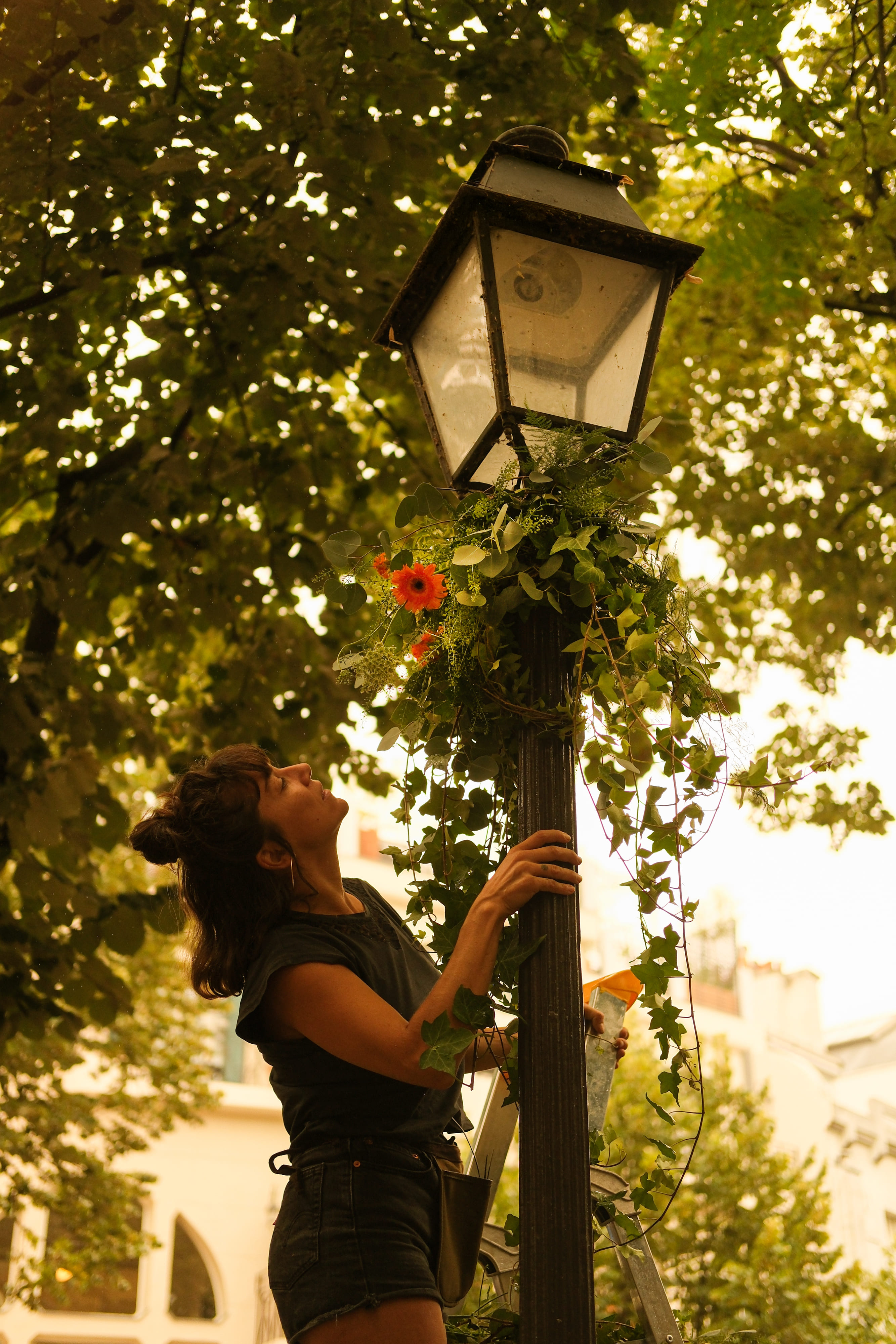 lampadaire décoré de fleurs oranges, vintage, partenaire qui décore le lampadaire