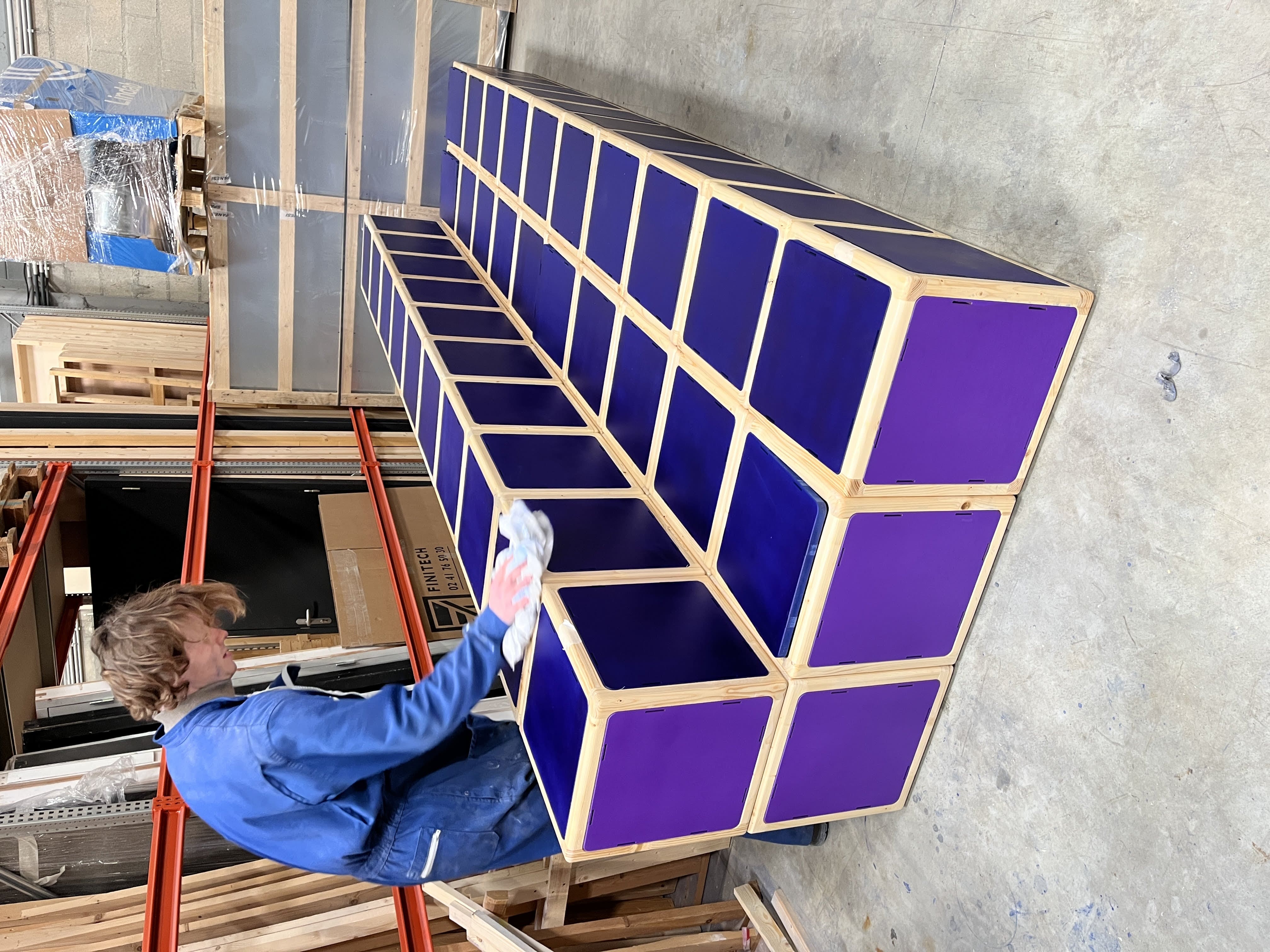 cubes en bois, modules cubiques en bois et carrés violets