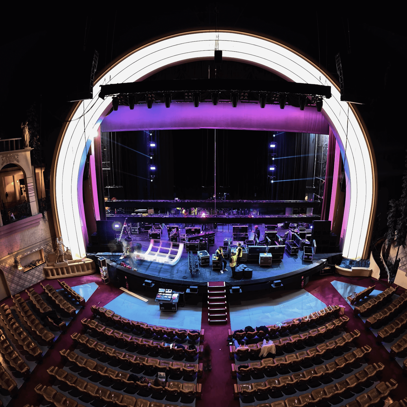 scène de théatre Grand Rex avec sièges cinéma, montage de la scène, modules cubiques