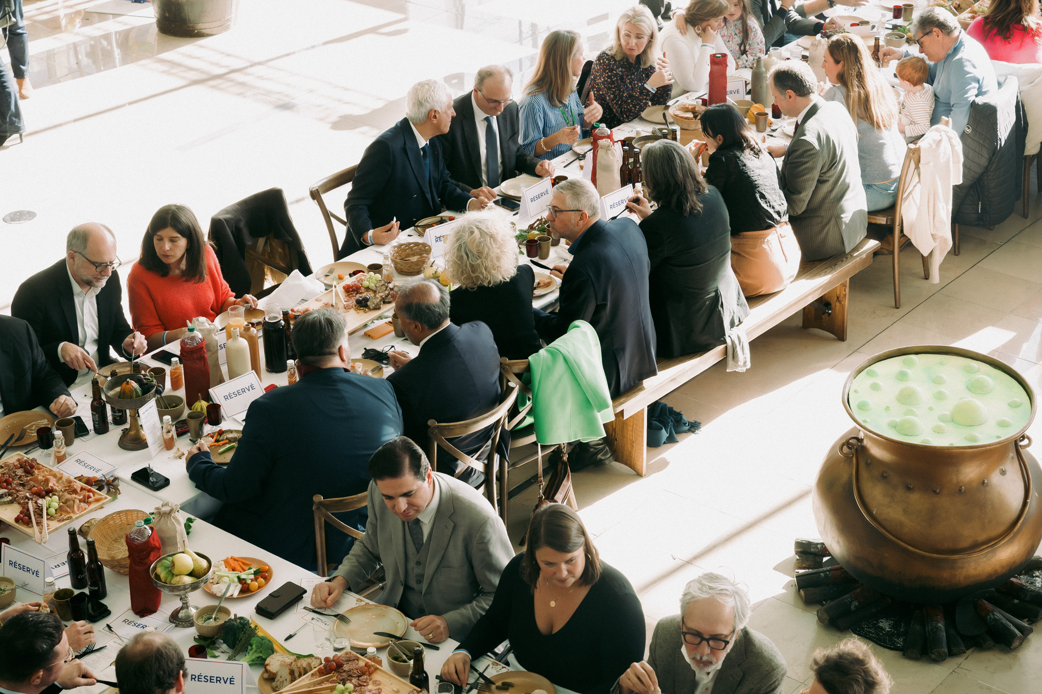 Individus qui mangent à un banquet armoricain
