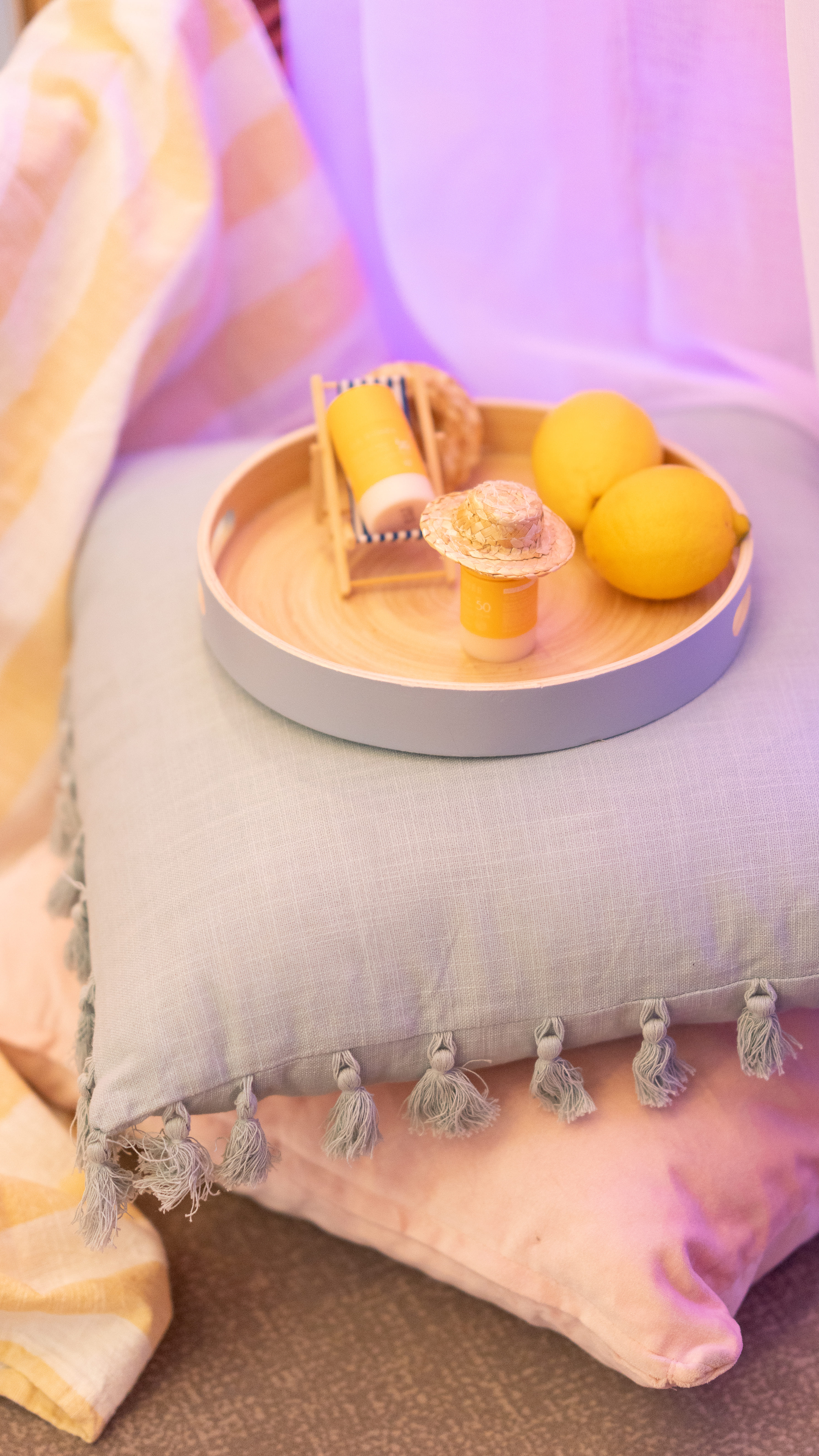 Coussins pastels avec plateau de seconde main et citrons La Réponse D