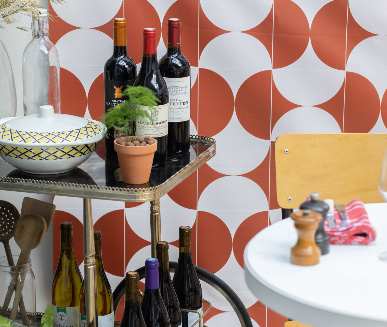 tables Le Pavé, charriot en location, bouteille de vin, bols en céramique